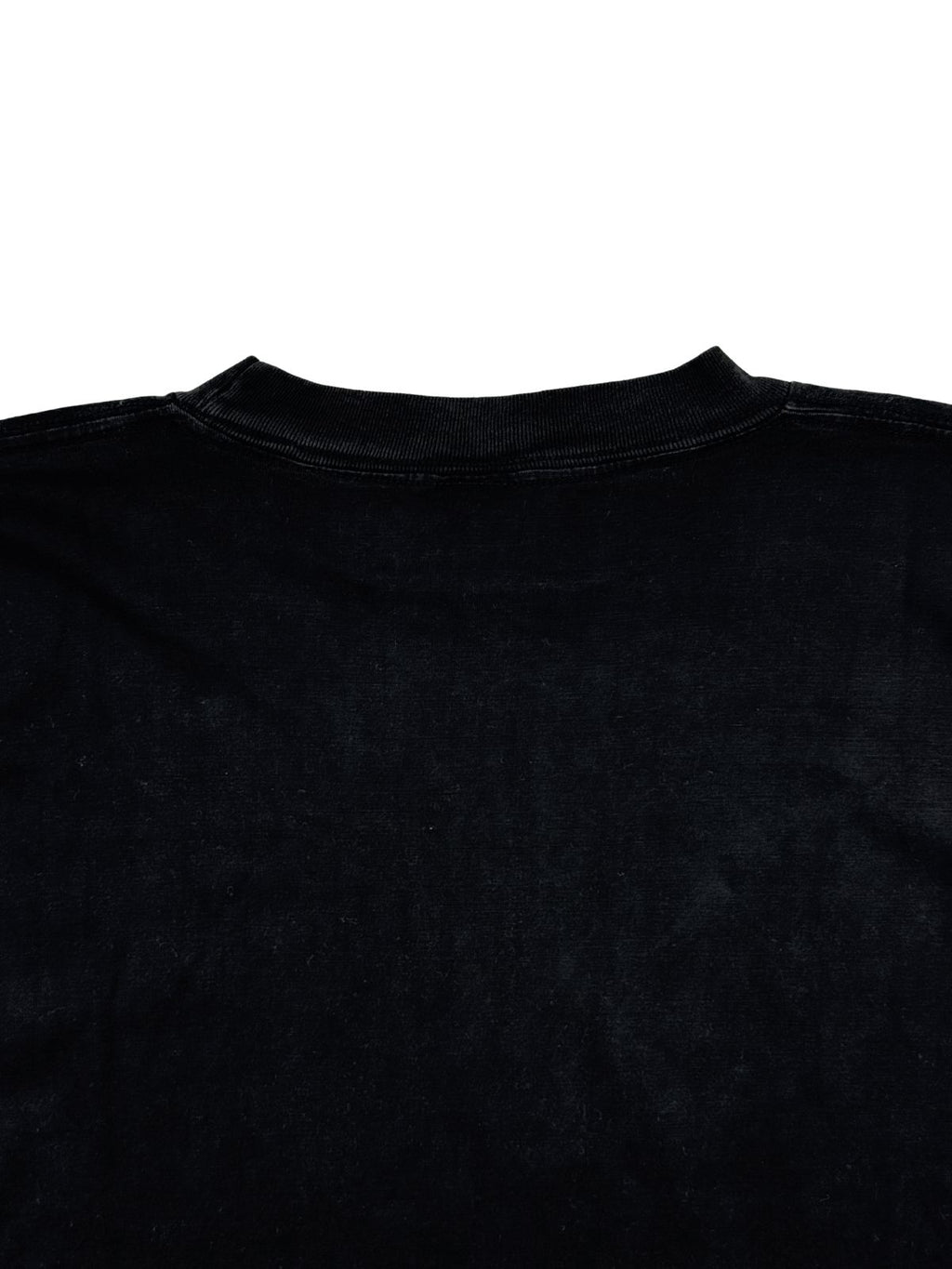 Detailaufnahme der oberen Rückseite mit dem intakten, leicht elastisch gerippten Halsbündchen auf dem ausgewaschenen schwarzen Stoff.