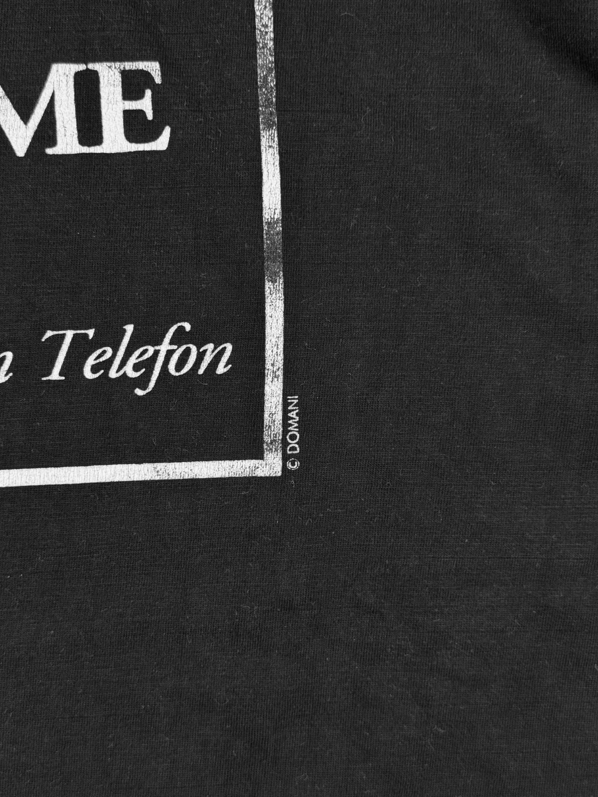 Makroaufnahme der unteren rechten Ecke des Kasten-Prints mit dem originalen, vertikalen Copyright-Vermerk „© DOMANI“ als Echtheitsnachweis.