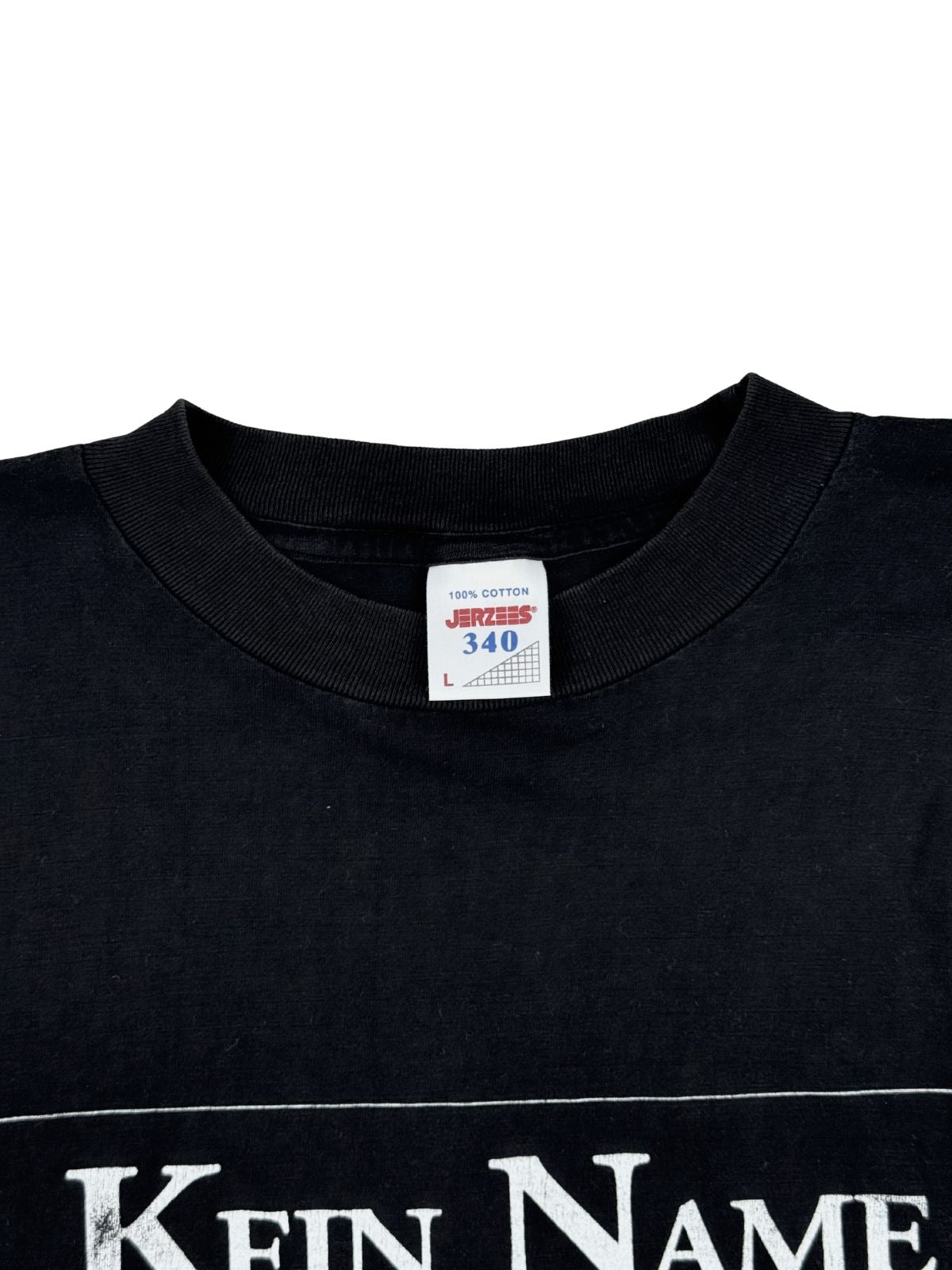 Nahaufnahme des Rundhalsausschnitts mit Blick auf das originale, weiße Kragenetikett der Marke „Jerzees 340“ (100% Cotton) in Herrengröße L.
