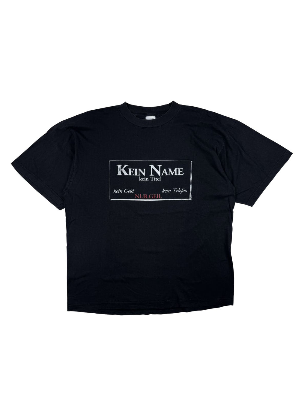 Schwarzes Vintage Spruch-T-Shirt aus den 1990er Jahren in der Frontansicht. Kurzarm-Fun-Shirt mit einem minimalistischen, weiß-roten Text-Grafikprint im Kasten-Layout.