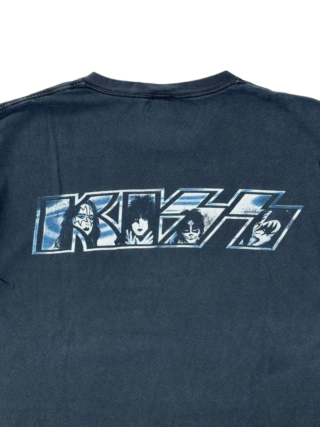 Detailansicht Backprint KISS Logo, Hot in the Shade World Tour Grafik, hochwertiger Vintage-Druck mit leichter Patina.