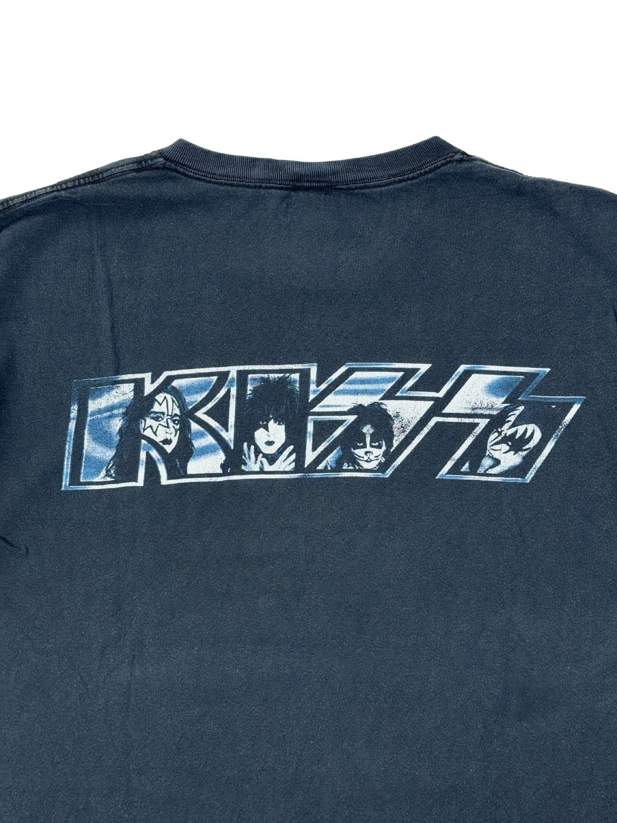 Detailansicht Backprint KISS Logo, Hot in the Shade World Tour Grafik, hochwertiger Vintage-Druck mit leichter Patina.