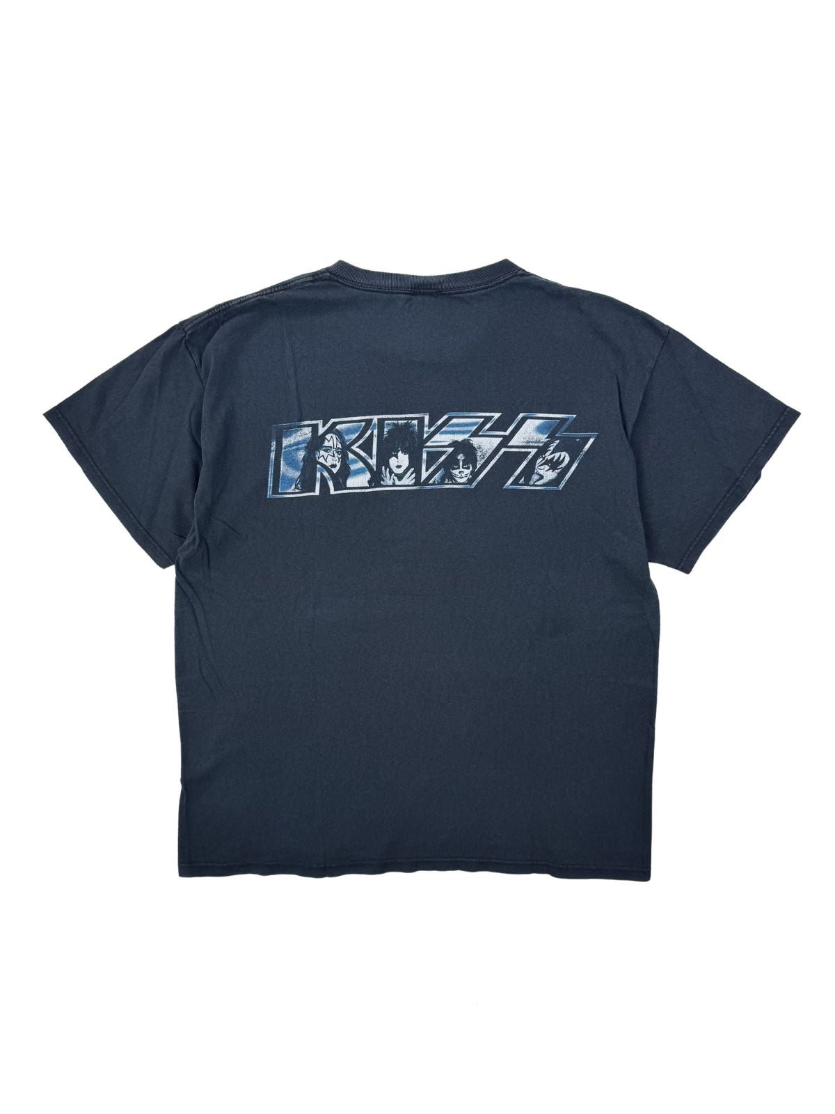 Rückseite Vintage KISS T-Shirt, Hot in the Shade Ära, klassisches KISS Logo mit Bandfotos, authentischer Faded-Look, Vintage Streetwear.