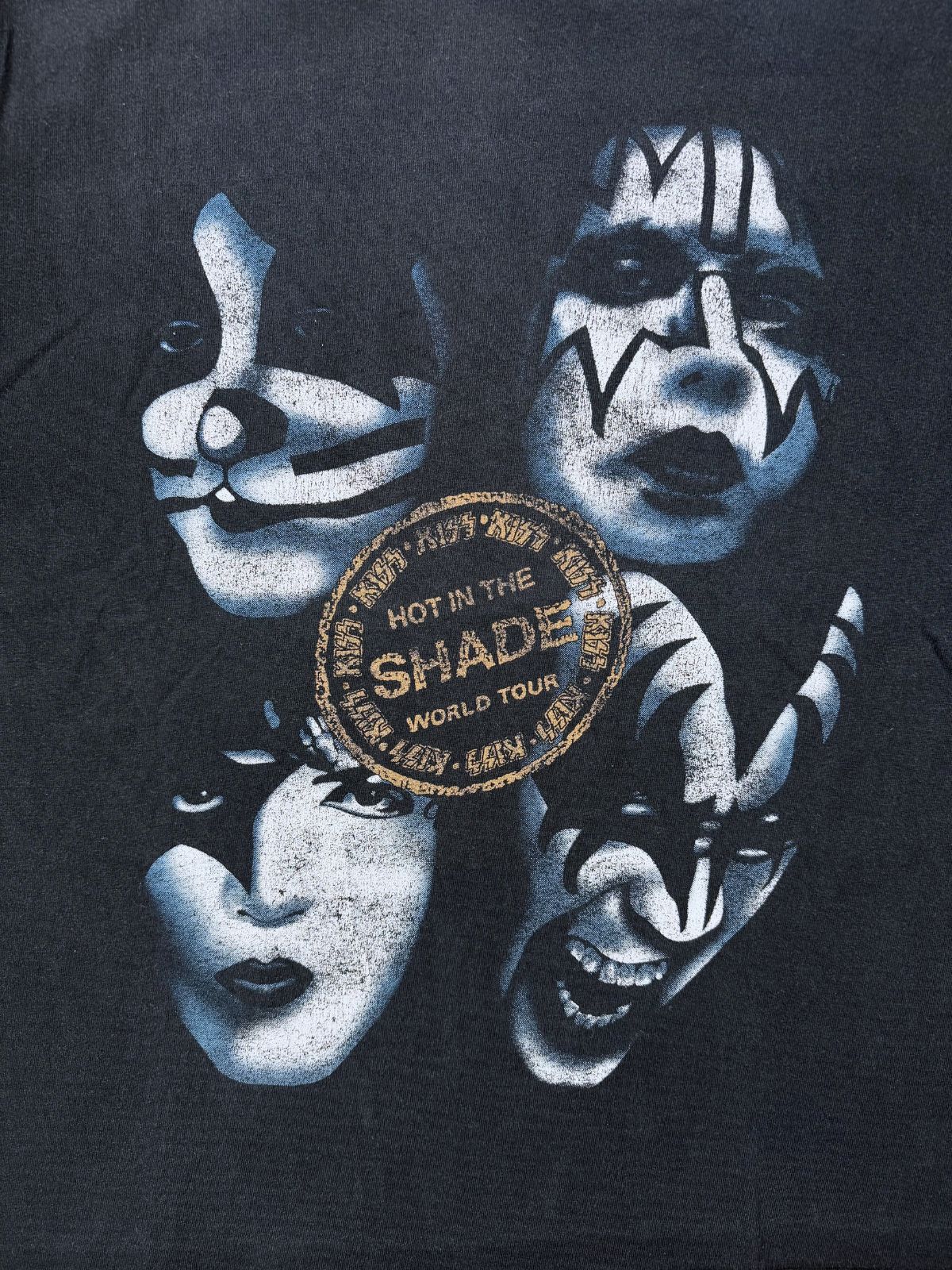 Detailansicht Frontprint KISS Hot in the Shade, grafische Darstellung der Bandmitglieder, Vintage Band-Merchandise, ikonisches Design.