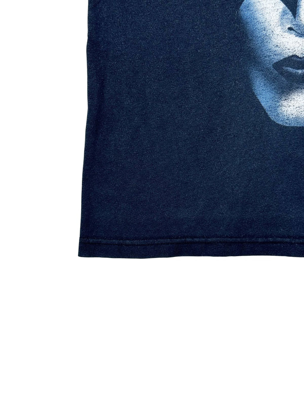 Saum-Detail eines Vintage T-Shirts, authentische Verarbeitung, schwarze verwaschene Baumwolle, Ein Stummer Ruf Curated Vintage.