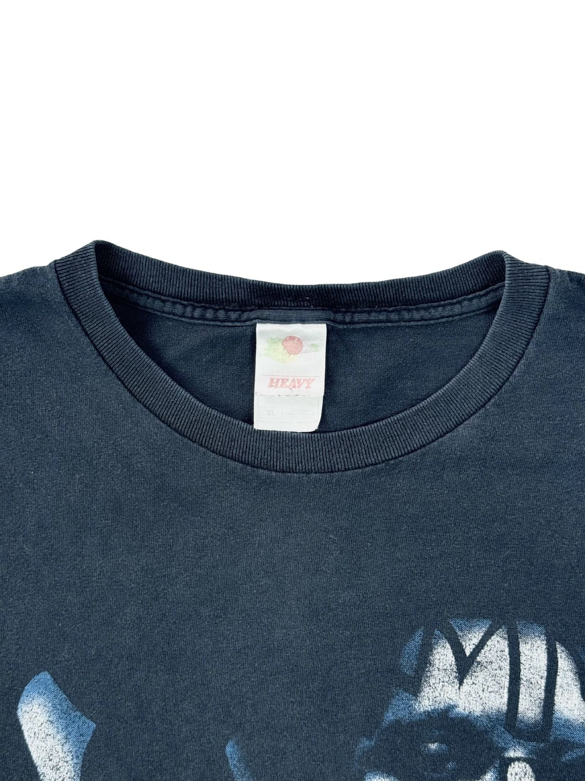 Nahaufnahme Fruit of the Loom Heavy Cotton Tag, Vintage KISS Shirt Label, XL, Nachweis für authentische 2000er Vintage Qualität.