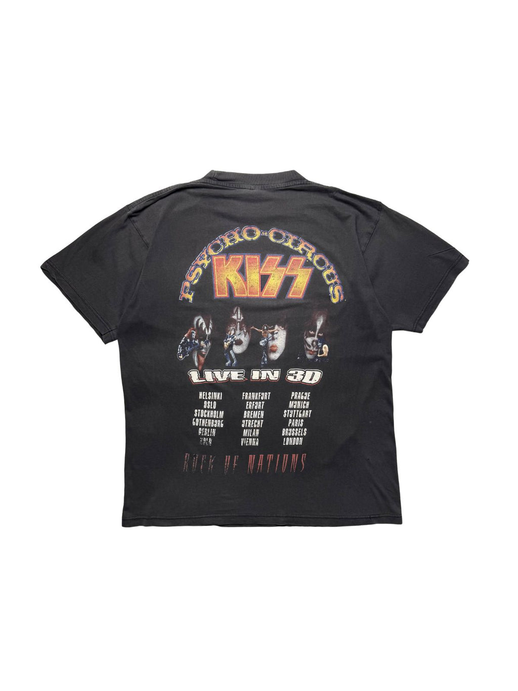 Rückseite des schwarzen KISS Vintage Tour-Shirts von 1999 mit „LIVE IN 3D“-Schriftzug, Gesichtern der Bandmitglieder und den europäischen Konzertdaten.