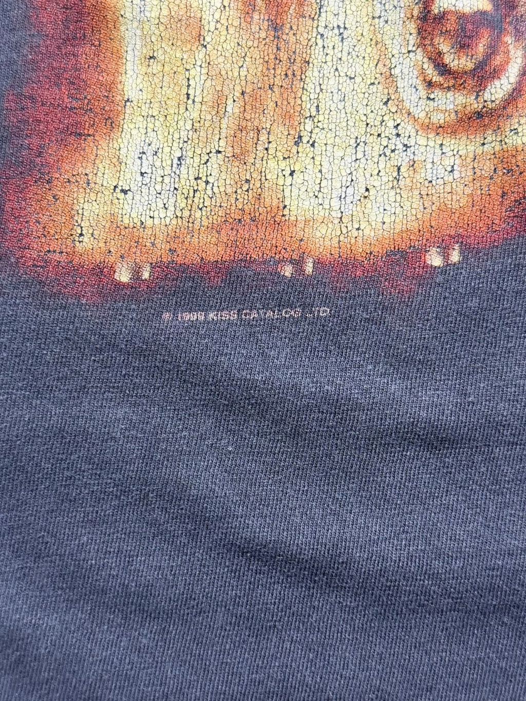 Makroaufnahme des vorderen Prints mit dem originalen Urheberrechtshinweis „© 1999 KISS CATALOG LTD.“ zur Verifizierung der Echtheit.