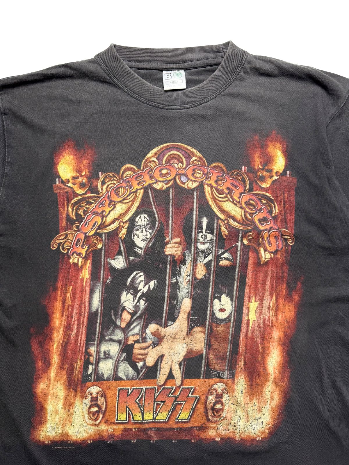Nahaufnahme der oberen Vorderseite des Shirts mit Blick auf den gerippten Rundhalsausschnitt und das eingenähte weiße „BG“ Nackenetikett.