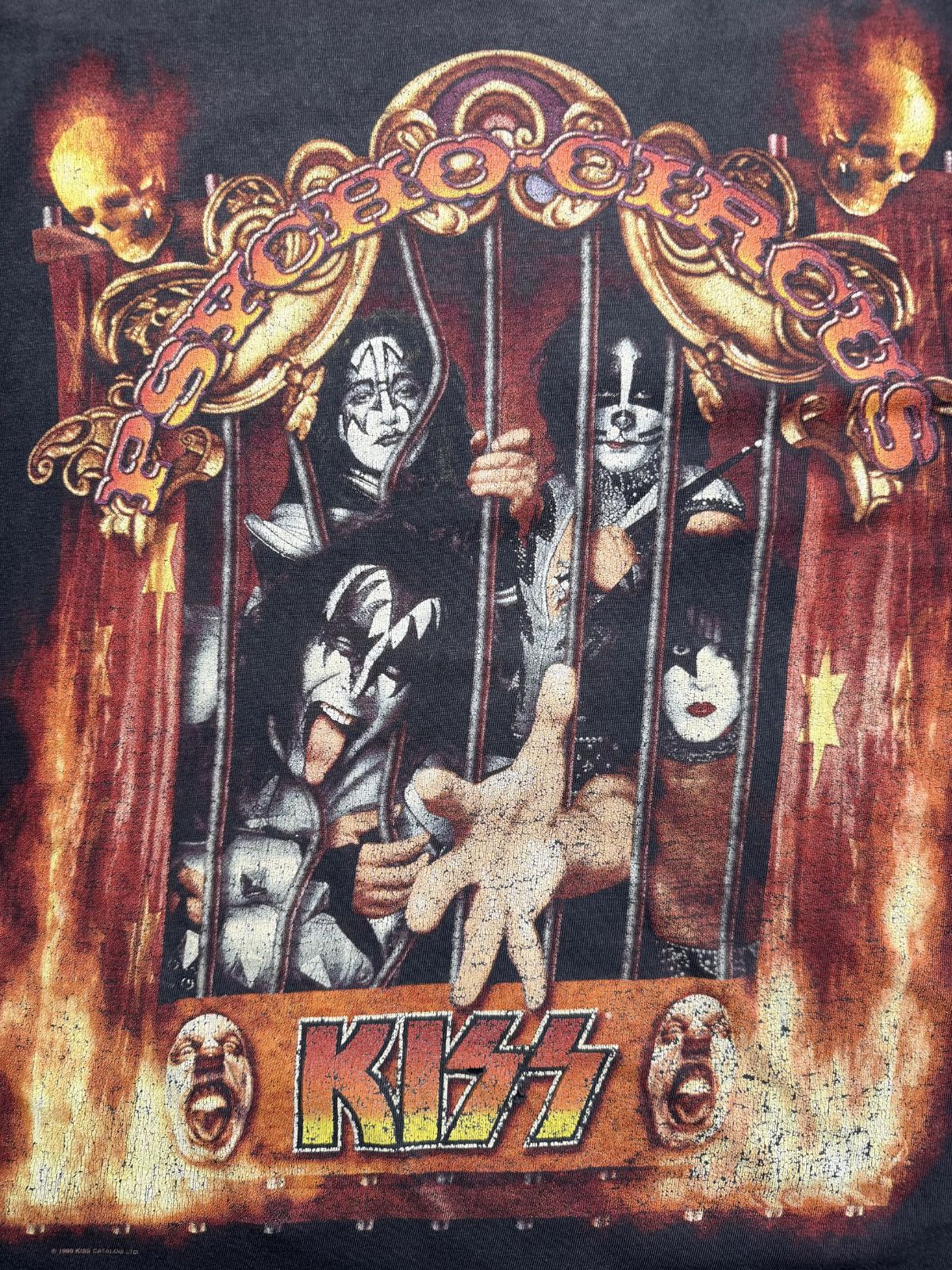 Detailansicht des vorderen Siebdrucks mit dem „Psycho Circus“-Artwork, das die KISS-Mitglieder in einem brennenden Käfig hinter Gittern zeigt.