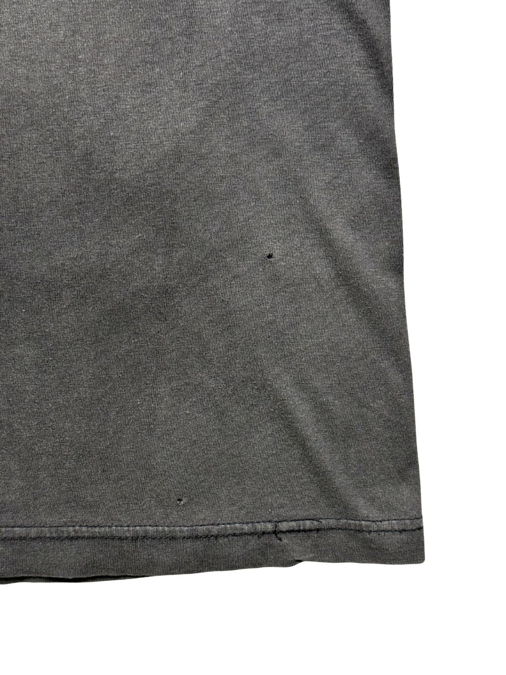 Detailansicht des unteren Saumbereichs mit zwei weiteren kleinen Löchern im vintage-typischen Thrashed-Look.