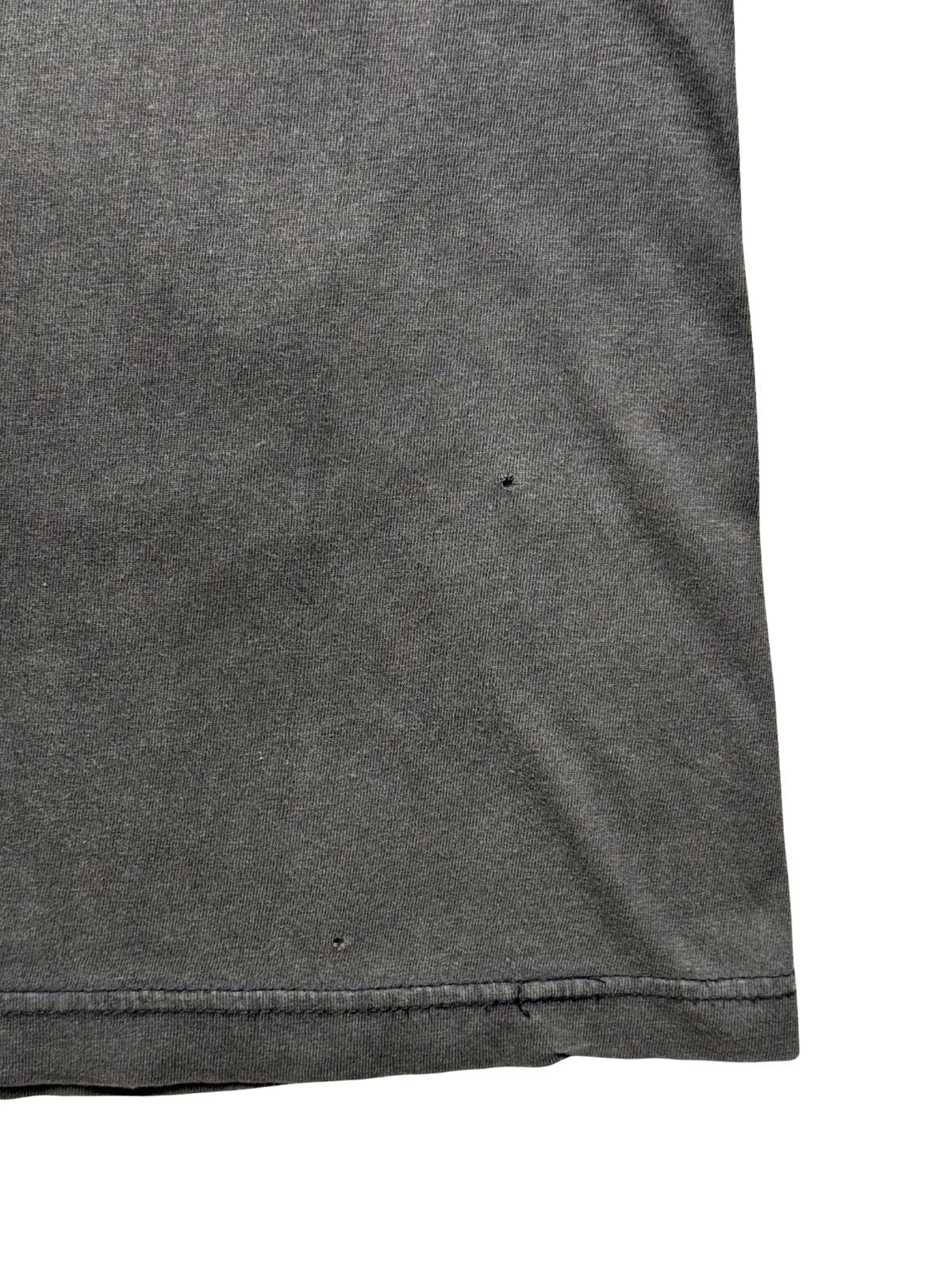 Detailansicht des unteren Saumbereichs mit zwei weiteren kleinen Löchern im vintage-typischen Thrashed-Look.