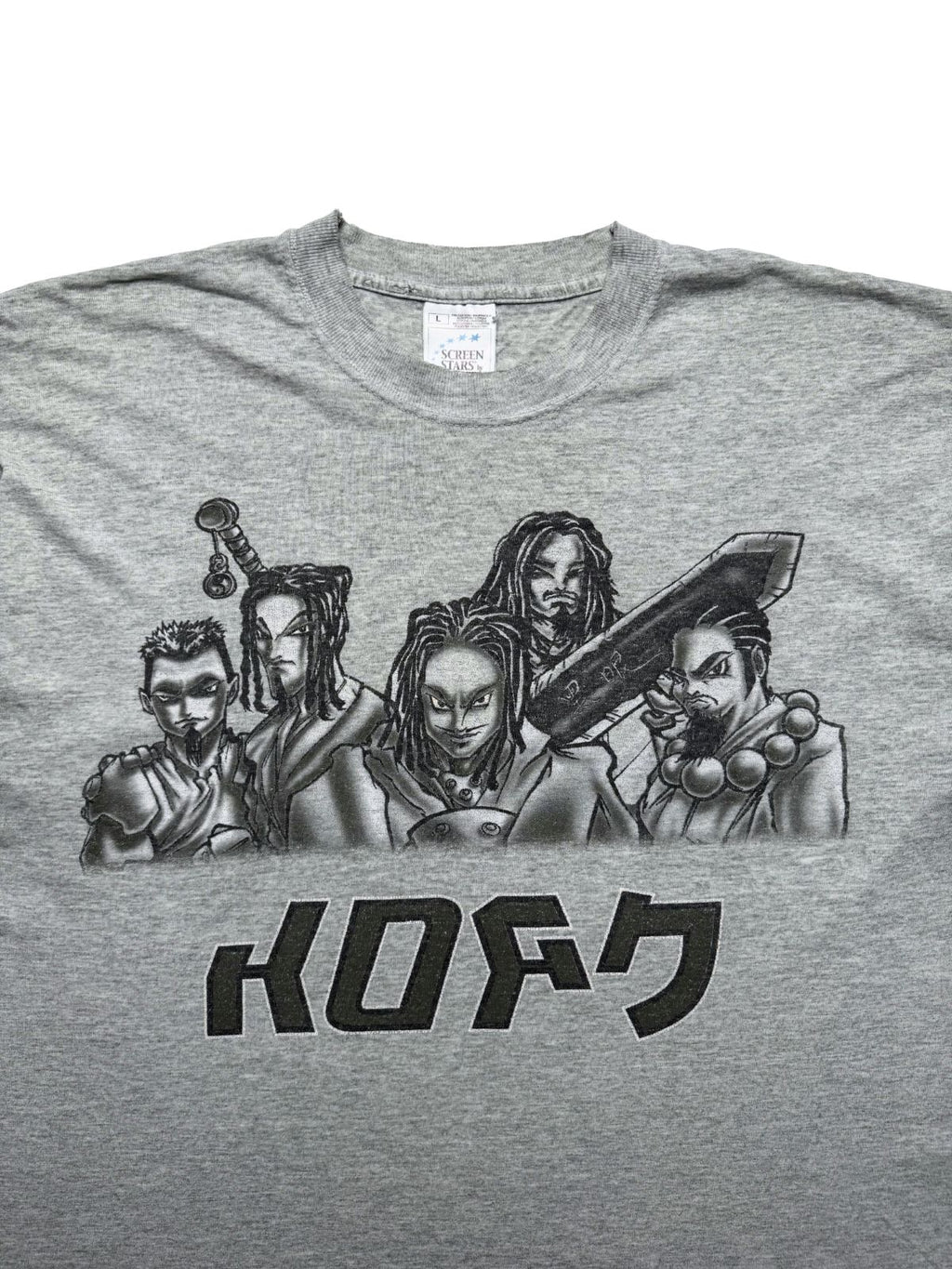 Detailansicht der vorderen Brustpartie mit geripptem Rundhalsausschnitt, der gezeichneten Korn-Band im Samurai- / Comic-Look und dem „Screen Stars“-Nackenetikett.