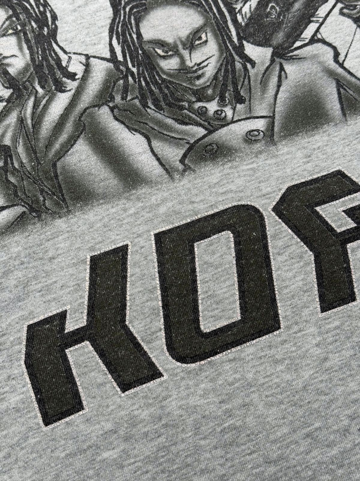 Nahaufnahme des vorderen Grafikdrucks mit Fokus auf die stilisierte japanische/Fernost-Typografie unter den Bandcharakteren.