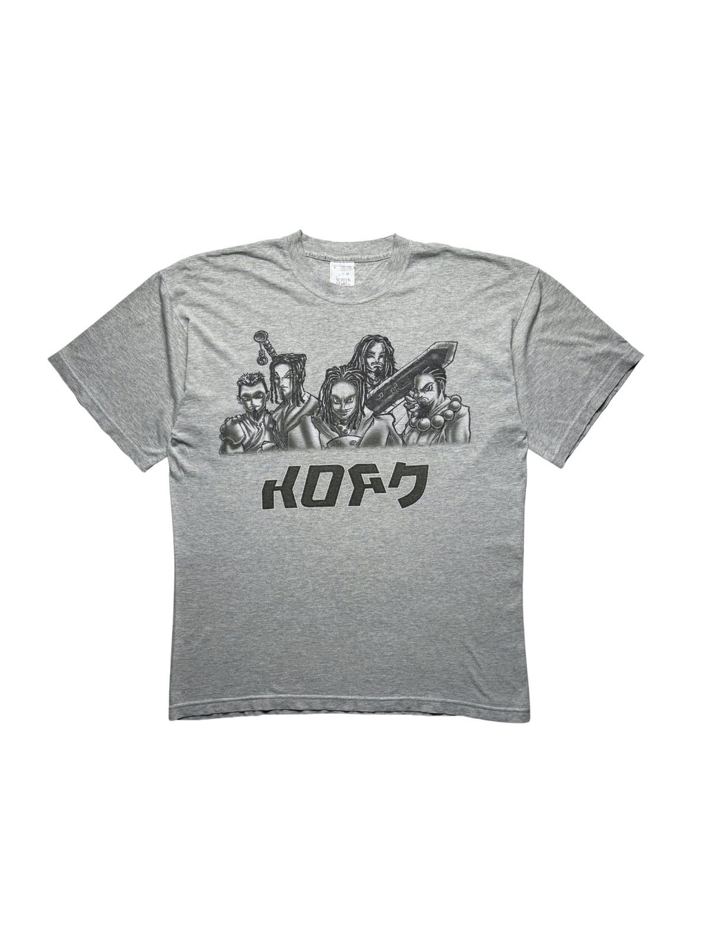 Originales grau meliertes Vintage Korn T-Shirt aus den 2000er Jahren in der vorderen Gesamtansicht. Nu-Metal-Bandshirt mit schwarzem Anime- / Manga-Comic-Print der Bandmitglieder und stilisierter „KORN“-Schrift.