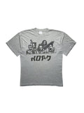 Originales grau meliertes Vintage Korn T-Shirt aus den 2000er Jahren in der vorderen Gesamtansicht. Nu-Metal-Bandshirt mit schwarzem Anime- / Manga-Comic-Print der Bandmitglieder und stilisierter „KORN“-Schrift.