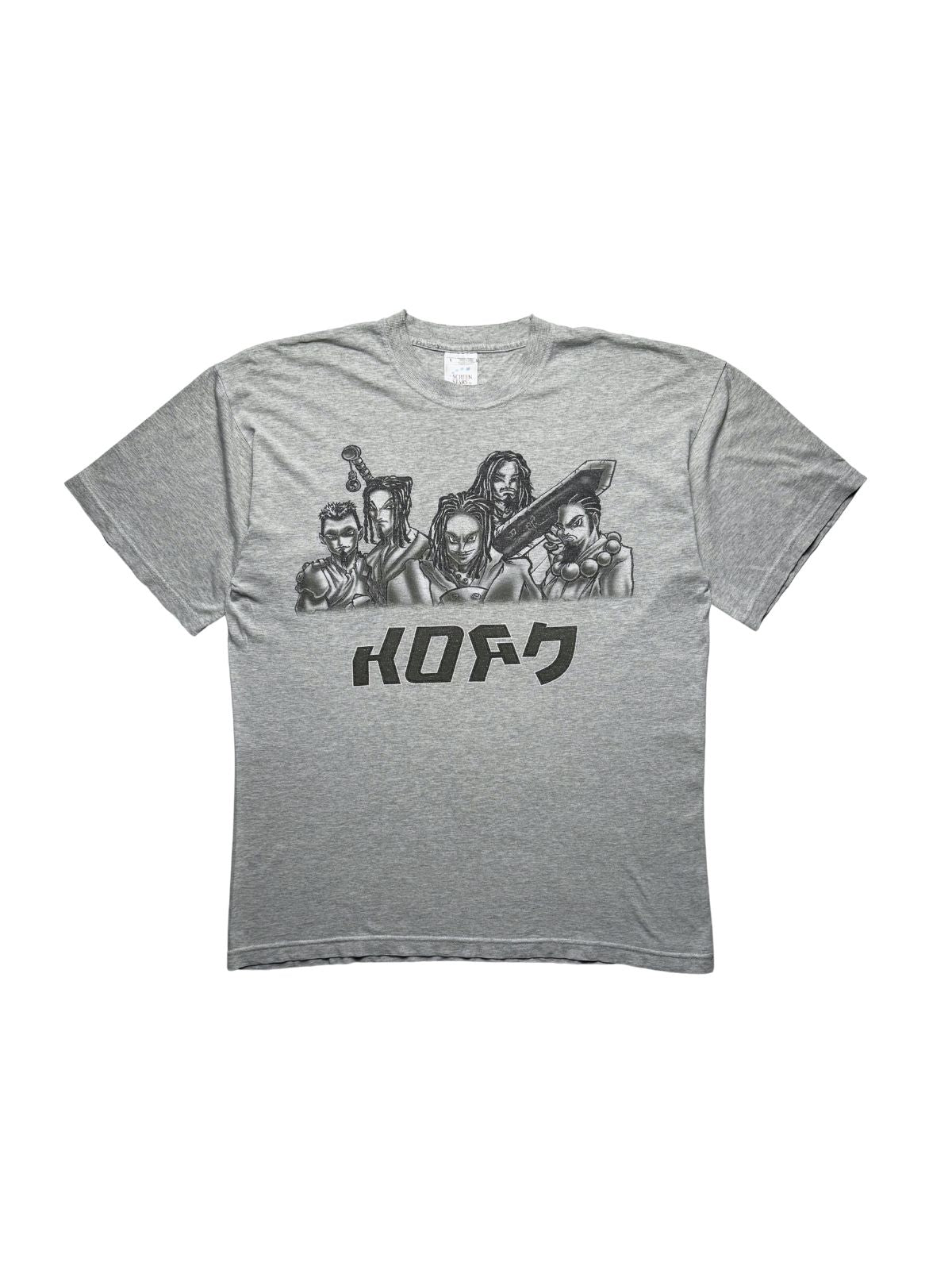 Originales grau meliertes Vintage Korn T-Shirt aus den 2000er Jahren in der vorderen Gesamtansicht. Nu-Metal-Bandshirt mit schwarzem Anime- / Manga-Comic-Print der Bandmitglieder und stilisierter „KORN“-Schrift.