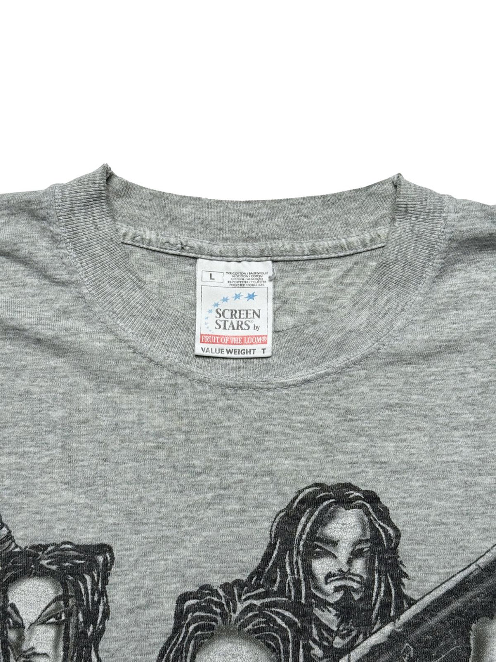 Makroaufnahme des Kragenbereichs mit dem originalen weißen „Screen Stars by Fruit of the Loom“-Etikett (Value Weight T, Größe L) oberhalb des Manga-Prints.