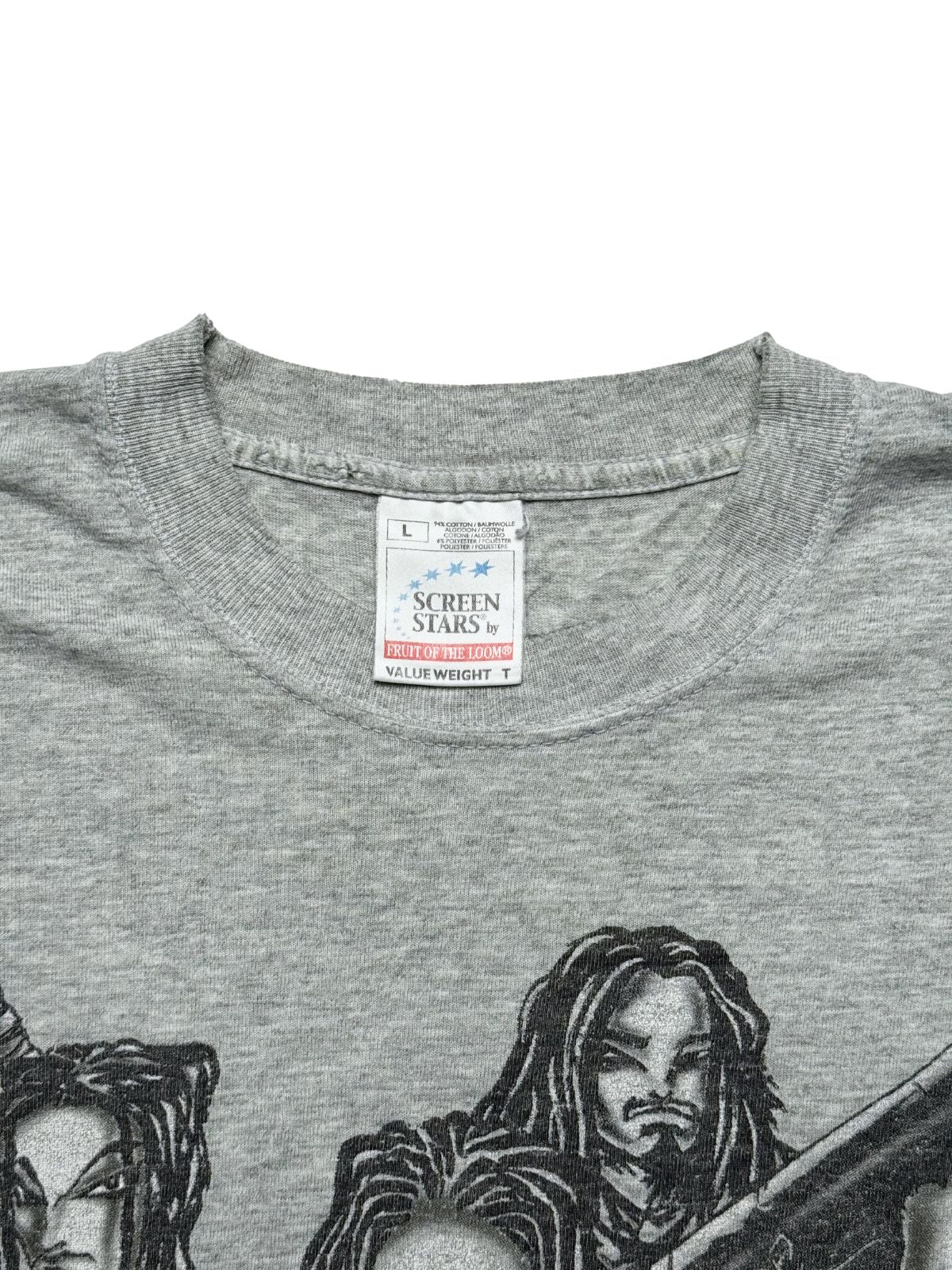 Makroaufnahme des Kragenbereichs mit dem originalen weißen „Screen Stars by Fruit of the Loom“-Etikett (Value Weight T, Größe L) oberhalb des Manga-Prints.