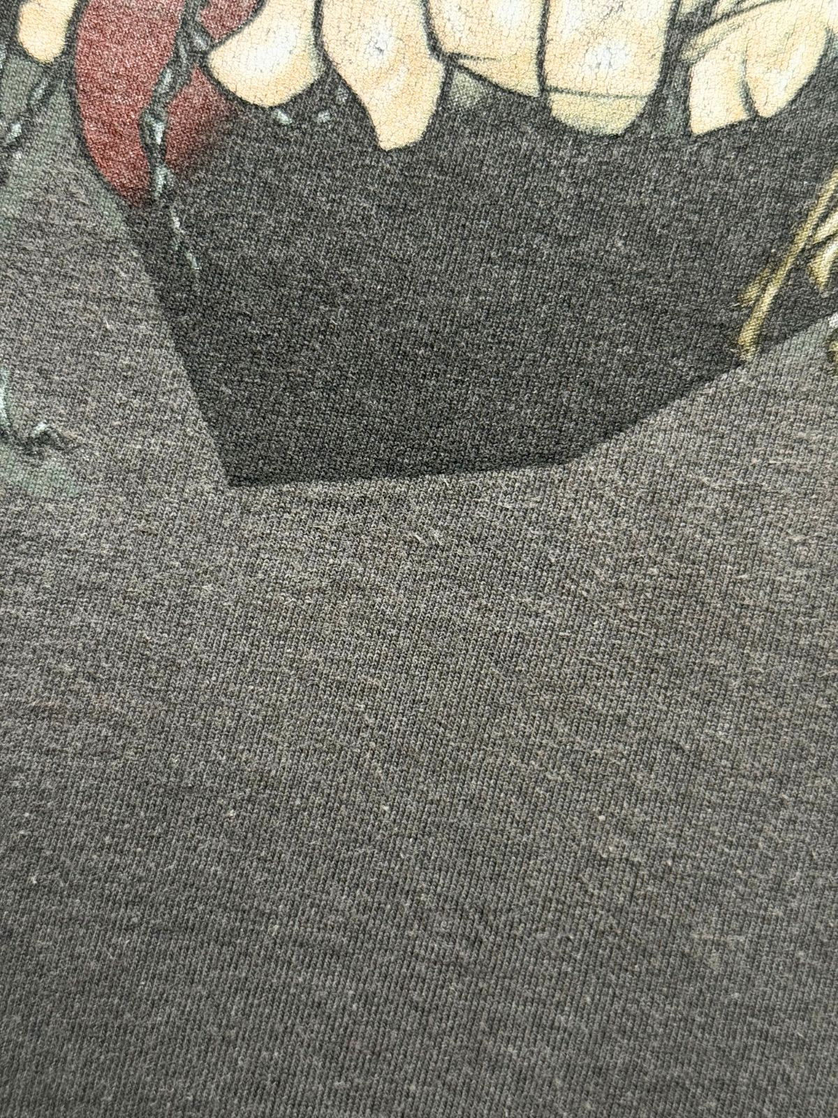 Makroaufnahme des unteren Print-Randes mit feiner Textur und Verarbeitungsdetails des Siebdrucks.