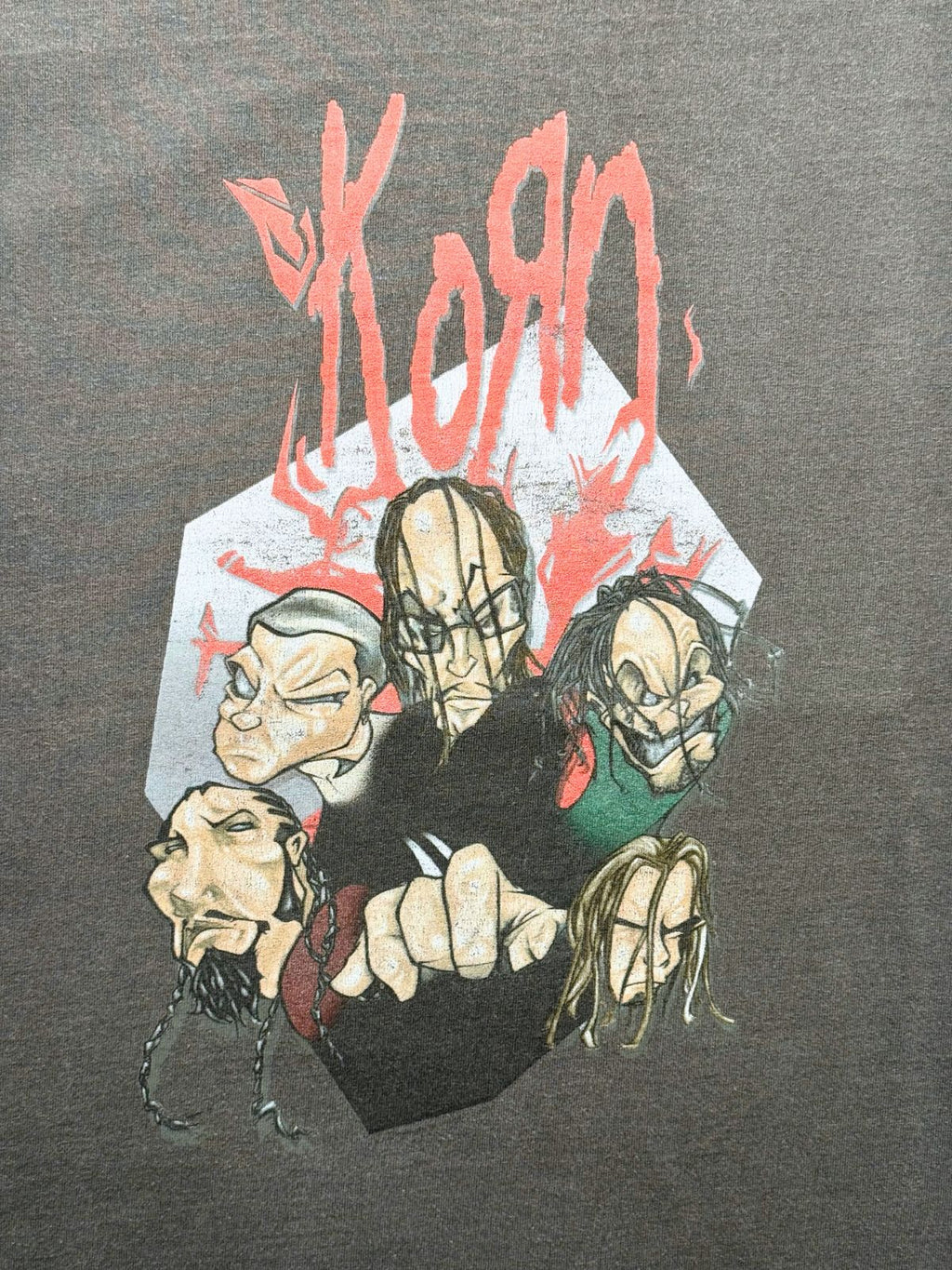 Detailansicht des vorderen Siebdrucks mit dem roten „KoRn“-Logo und den gezeichneten Bandmitgliedern im Anime- bzw. Manga-Illustration-Stil.