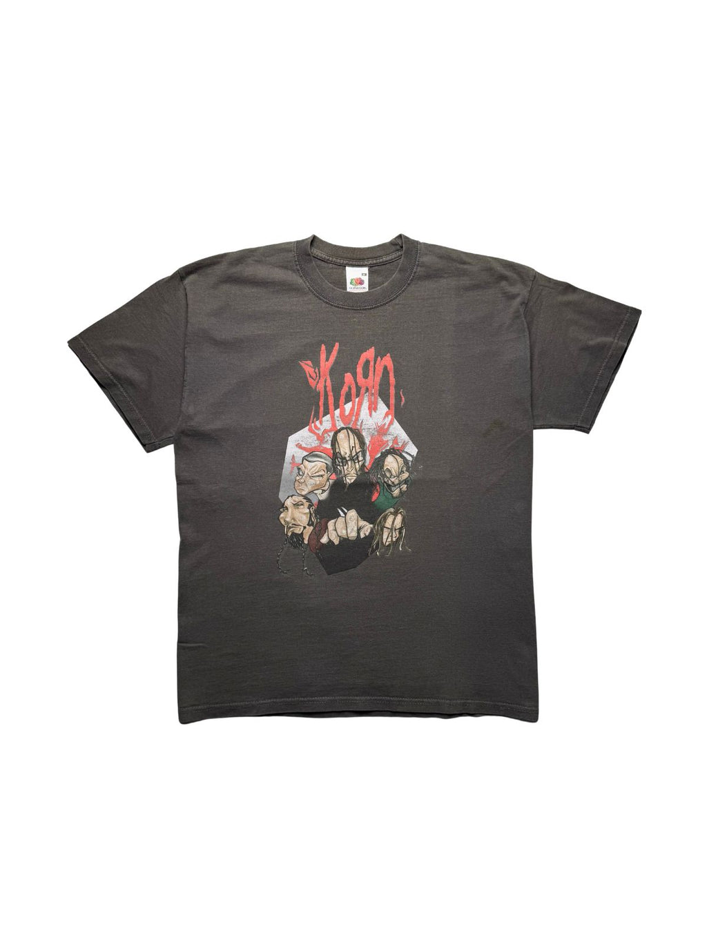 Ausgewaschenes schwarzes Vintage Korn T-Shirt aus den 2000er Jahren in der vorderen Gesamtansicht. Nu-Metal-Bandshirt mit rotem KoRn-Schriftzug und Manga- bzw. Anime-Comic-Grafik der Bandmitglieder.