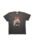 Ausgewaschenes schwarzes Vintage Korn T-Shirt aus den 2000er Jahren in der vorderen Gesamtansicht. Nu-Metal-Bandshirt mit rotem KoRn-Schriftzug und Manga- bzw. Anime-Comic-Grafik der Bandmitglieder.