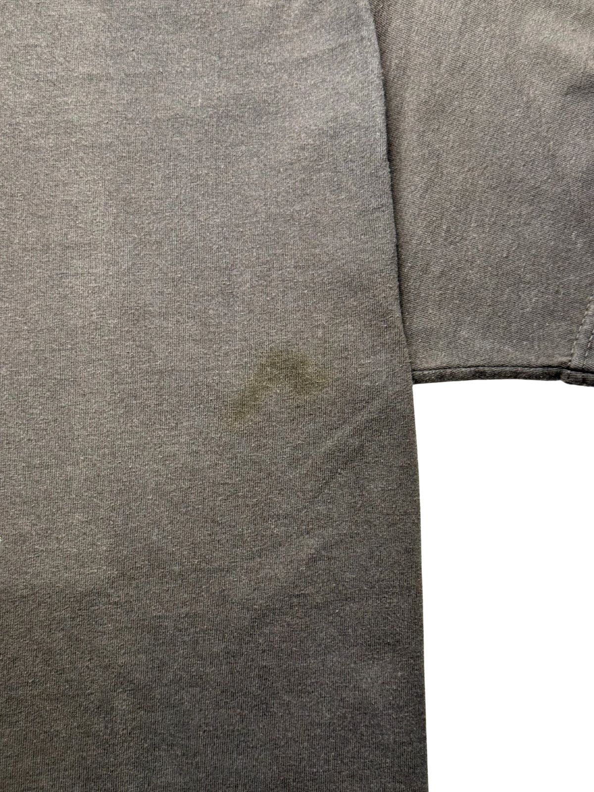 Nahaufnahme der Rückseite mit einem kleinen, unauffälligen Schatten/Fleck im gewaschenen Baumwollstoff.