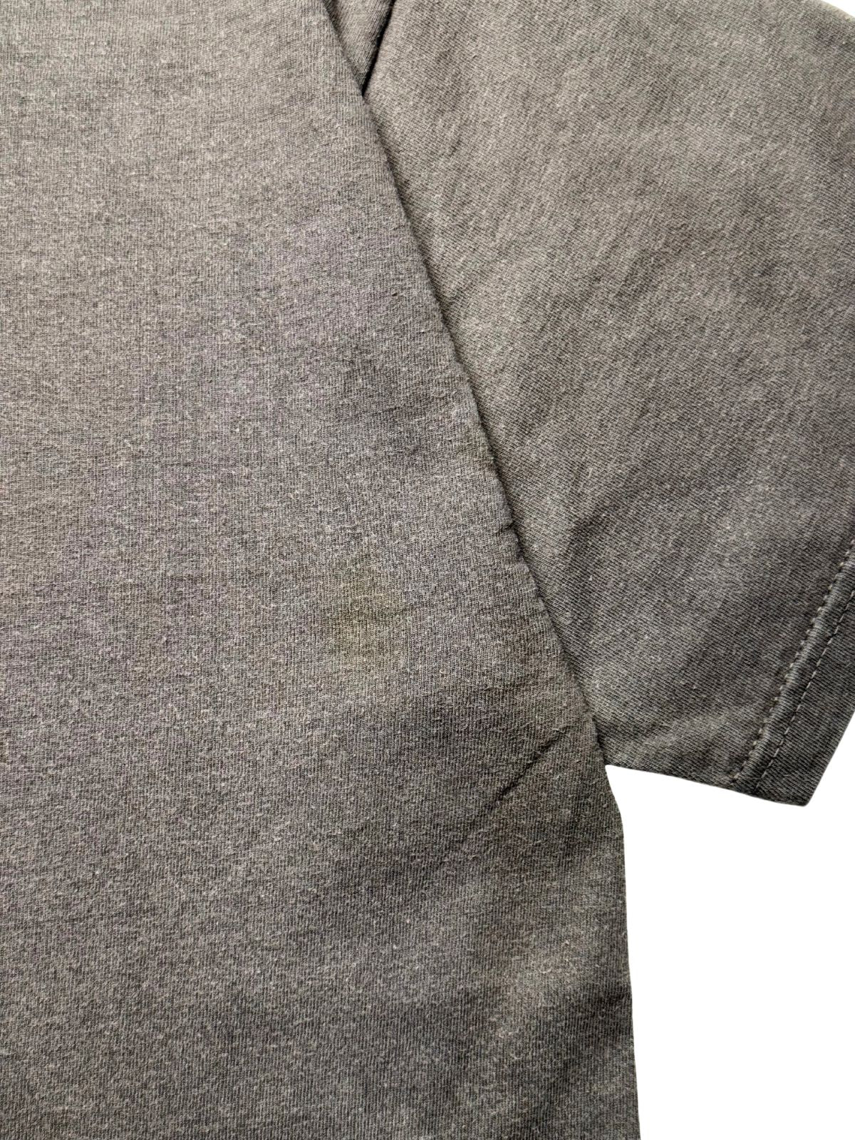 Detailaufnahme der Vorderseite zur transparenten Zustandsdokumentation mit einem leichten, dunkleren Fleck im Bereich der Achselnaht.