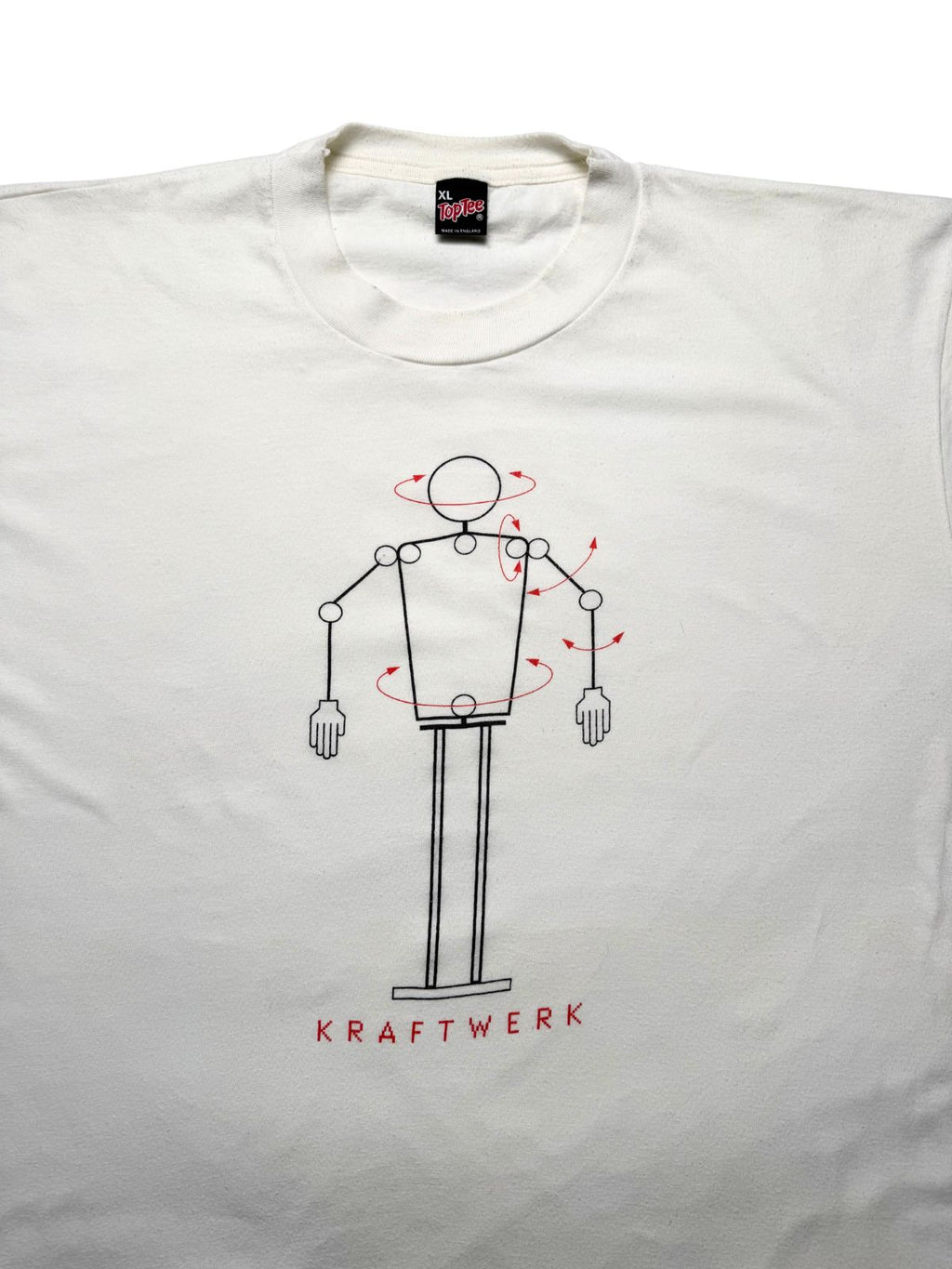 Nahaufnahme der oberen Frontpartie mit Blick auf den gerippten Rundhalsausschnitt, das schwarze TopTee-Tag und die Grafik.