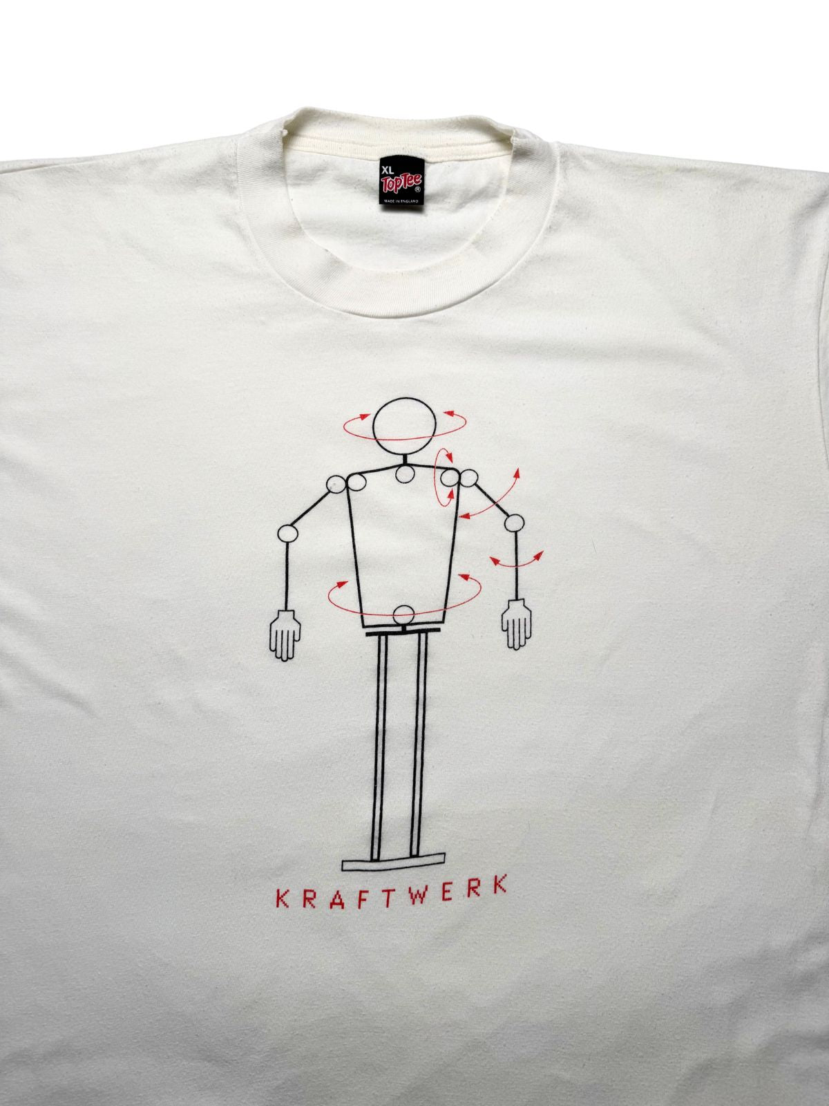 Nahaufnahme der oberen Frontpartie mit Blick auf den gerippten Rundhalsausschnitt, das schwarze TopTee-Tag und die Grafik.