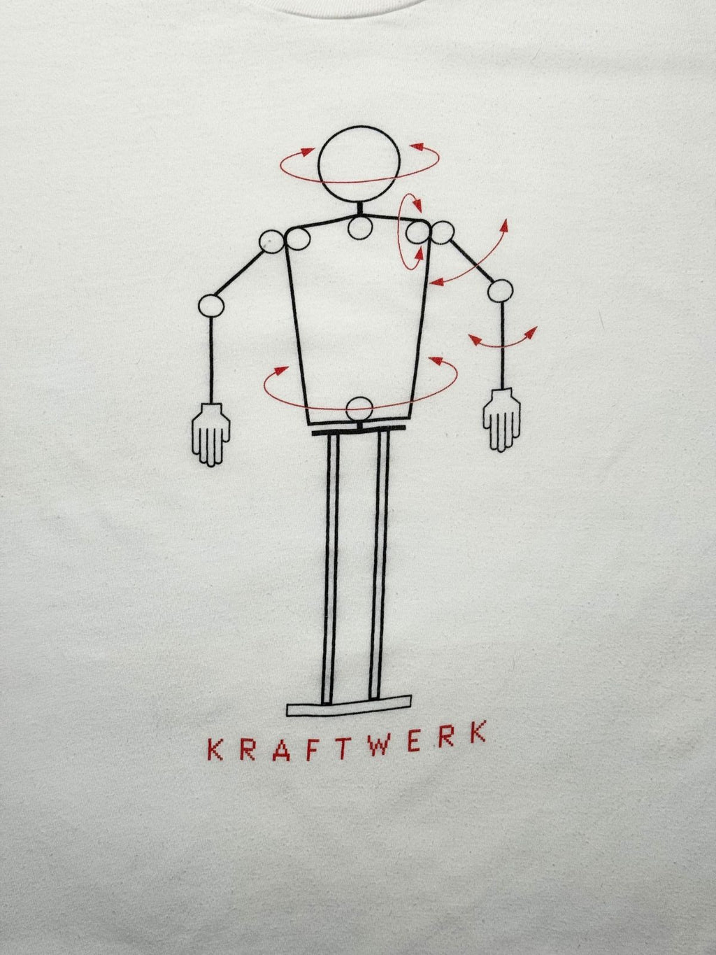 Detailansicht des vorderen Siebdrucks mit der ikonischen Roboter-Skizze (Bewegungspfeile) und dem roten „KRAFTWERK“-Schriftzug.