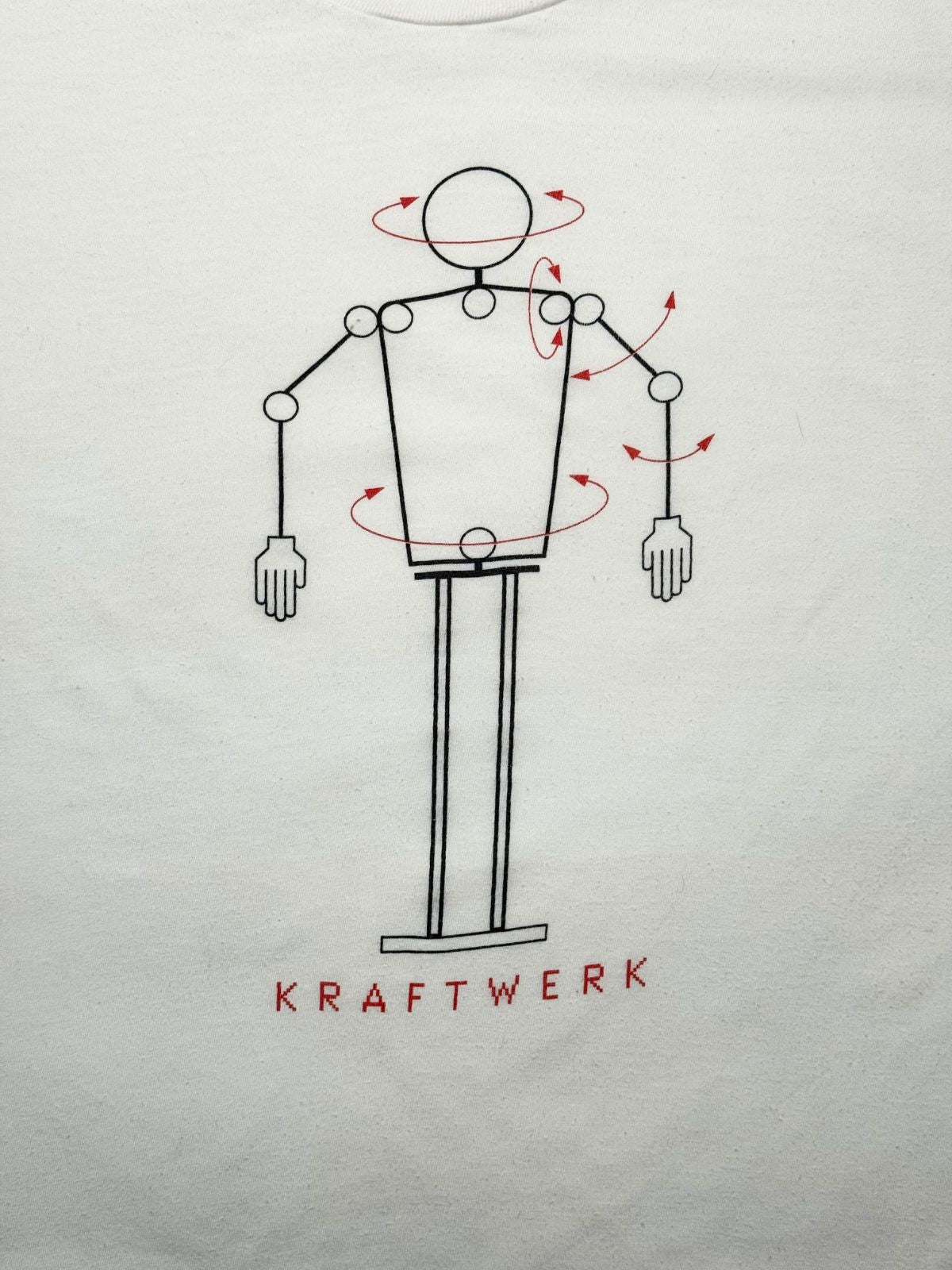 Detailansicht des vorderen Siebdrucks mit der ikonischen Roboter-Skizze (Bewegungspfeile) und dem roten „KRAFTWERK“-Schriftzug.