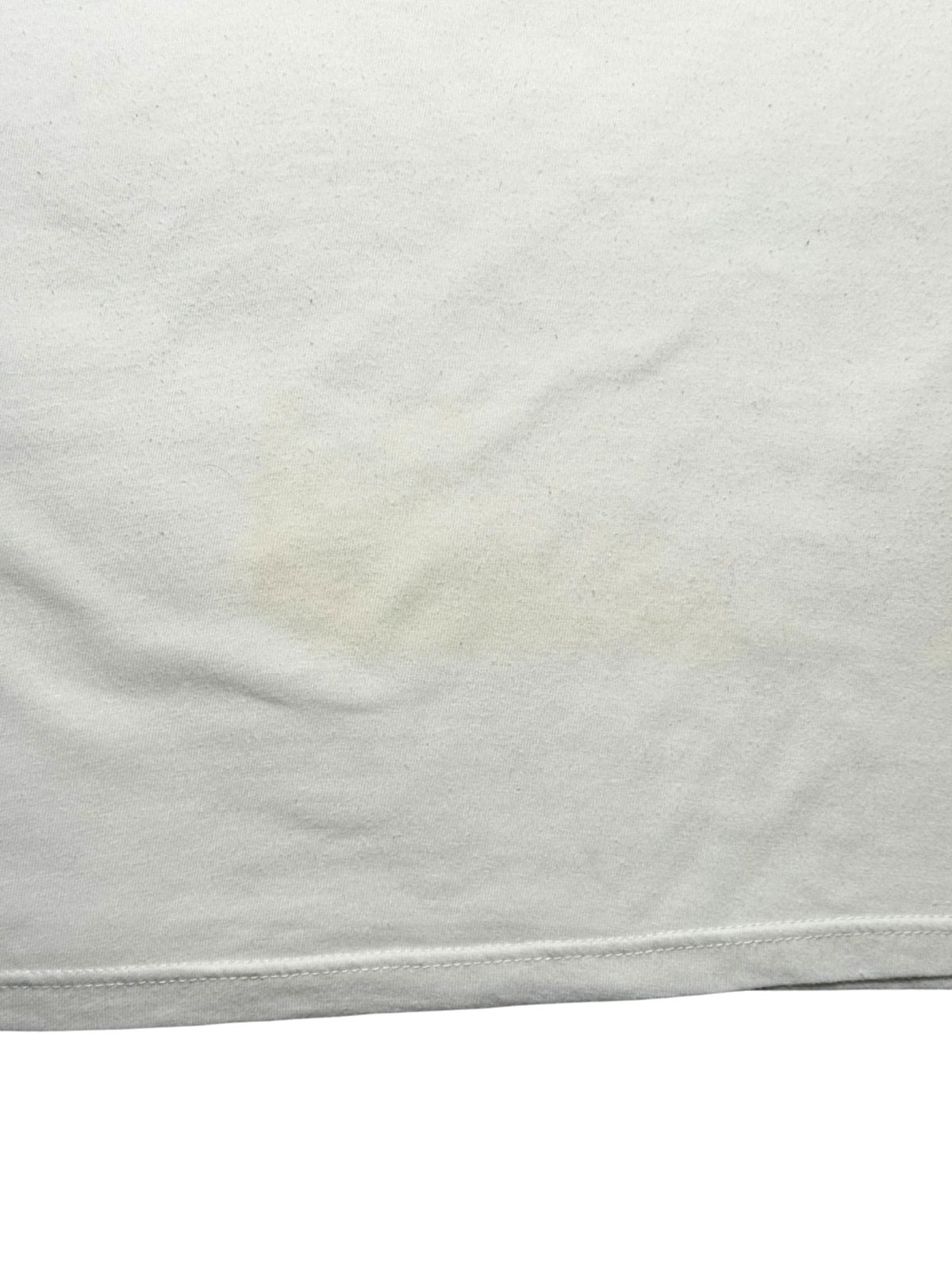 Detailaufnahme des Stoffes zur transparenten Zustandsdokumentation mit einem sehr leichten, gelblichen Schatten/Fleck.