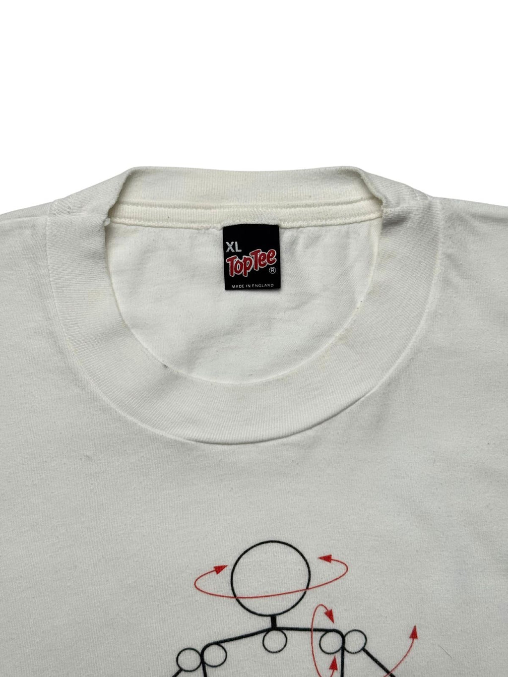 Nahaufnahme des inneren Kragens mit dem originalen schwarzen Nackenetikett der Marke „TopTee“ (Made in England) in Größe XL.