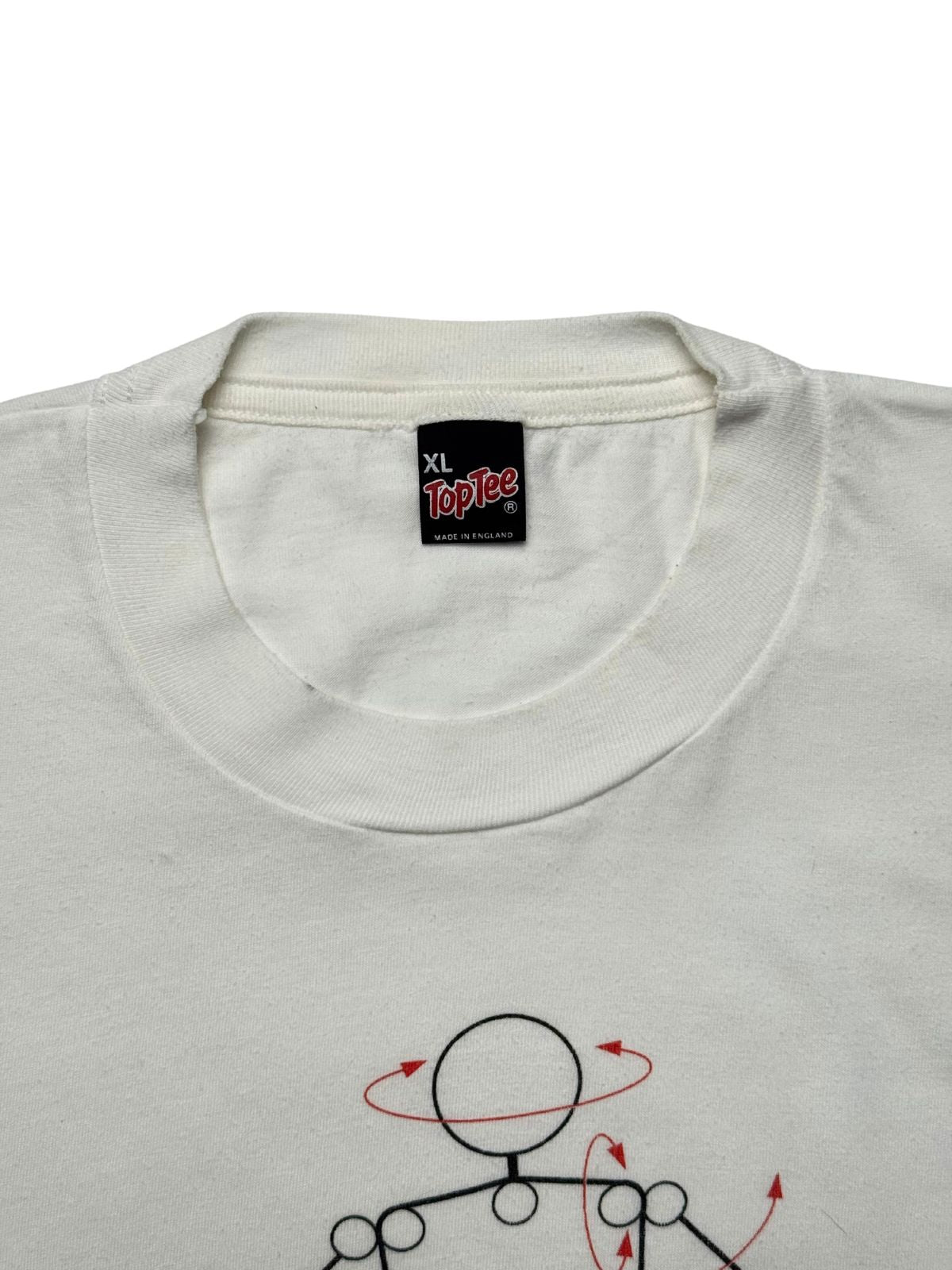 Nahaufnahme des inneren Kragens mit dem originalen schwarzen Nackenetikett der Marke „TopTee“ (Made in England) in Größe XL.