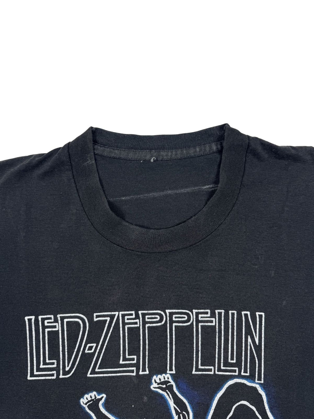 Nahaufnahme des Rundhalsausschnitts des Led Zeppelin Tank Tops; Fokus auf die verwaschene Baumwollstruktur und den Rippkragen.