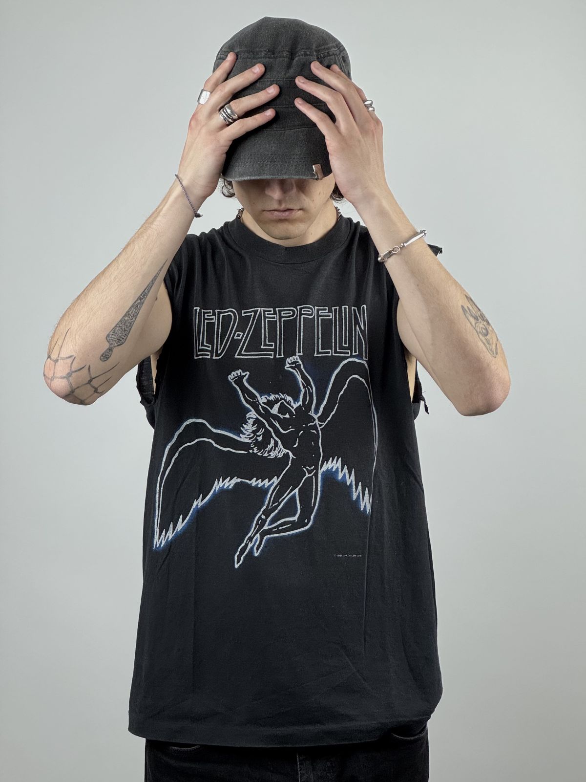 Vorderansicht des Led Zeppelin Shirts in einer Lifestyle-Pose; der großflächige weiße Band-Print kontrastiert stark mit dem verwaschenen Schwarz des Shirts.