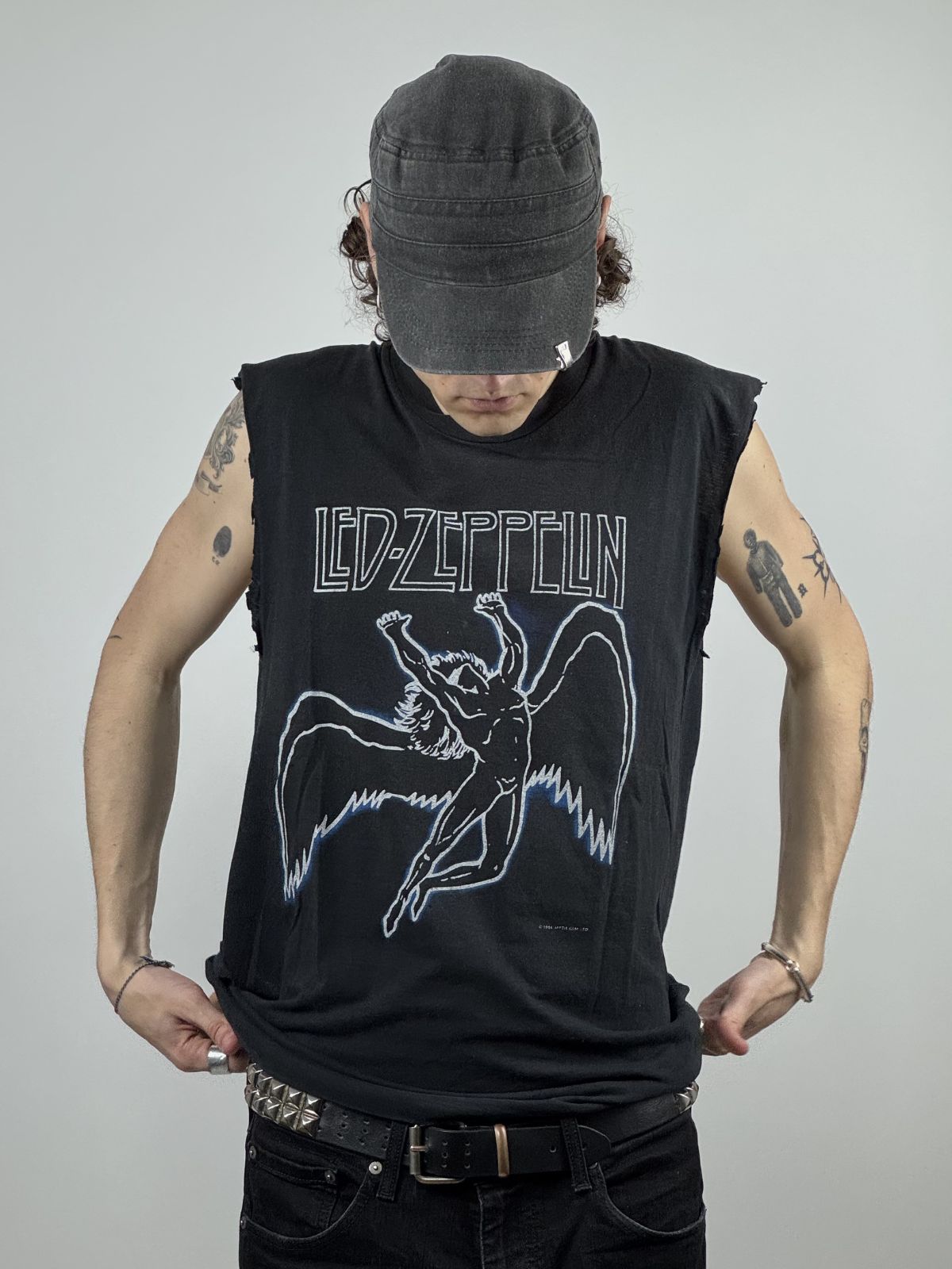 Ein Model trägt das Led Zeppelin Icarus Tank Top von 1984; zeigt die lockere Passform und die tief ausgeschnittenen Armlöcher im Rock-Stil.