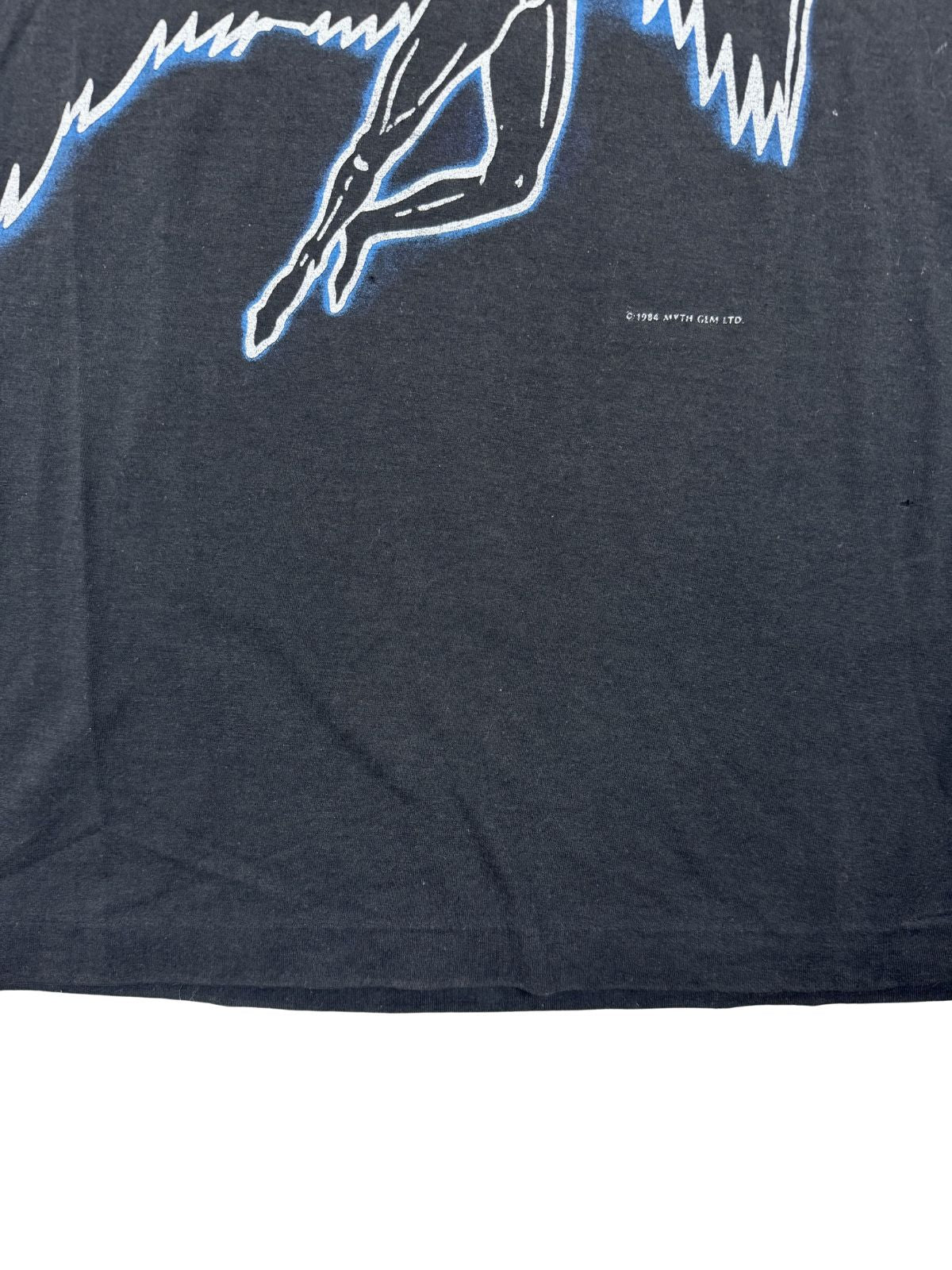 Detailansicht des Icarus-Grafikdrucks über dem unteren Saum; zeigt die authentische „Single Stitch“ Naht (Einzelnaht), typisch für 80er-Jahre-Originale.