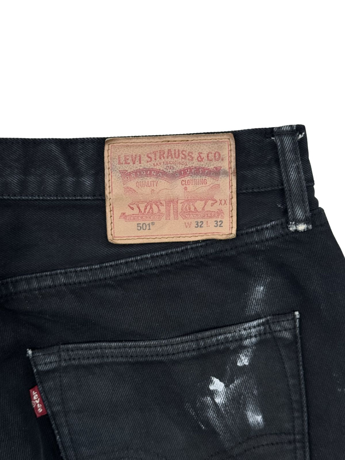 Detailansicht des Levi Strauss Leder-Labels und Farbflecken auf der rechten Gesäßtasche.