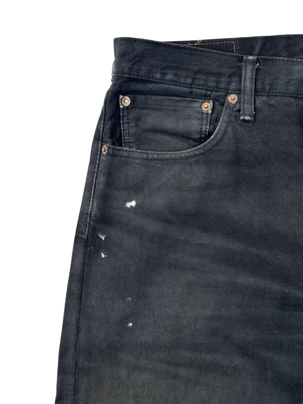 Detailansicht der rechten Vordertasche mit Münztasche; verdeutlicht den Kontrast zwischen dem dunklen Denim und den verwaschenen Kanten.