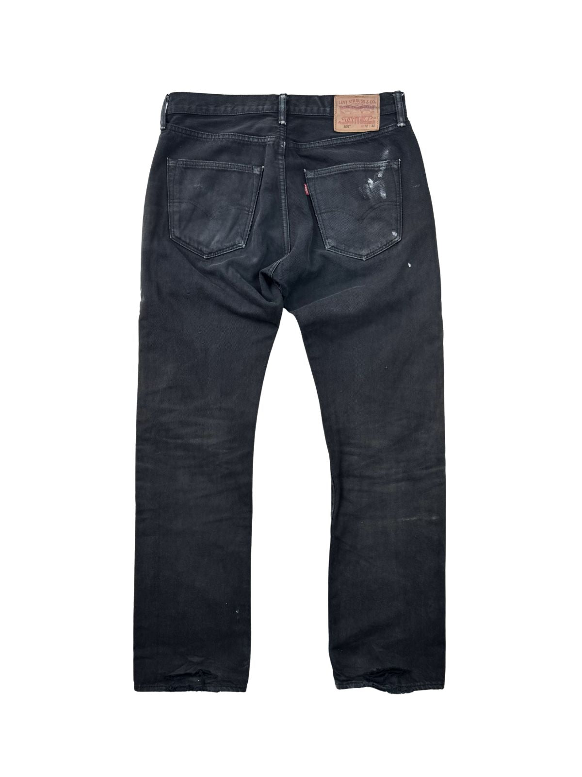 Rückseite der maßgeschneiderten Levi's 501; zeigt das Leder-Patch am Bund, Gesäßtaschen mit Farbakzenten und den thrashed Saum.