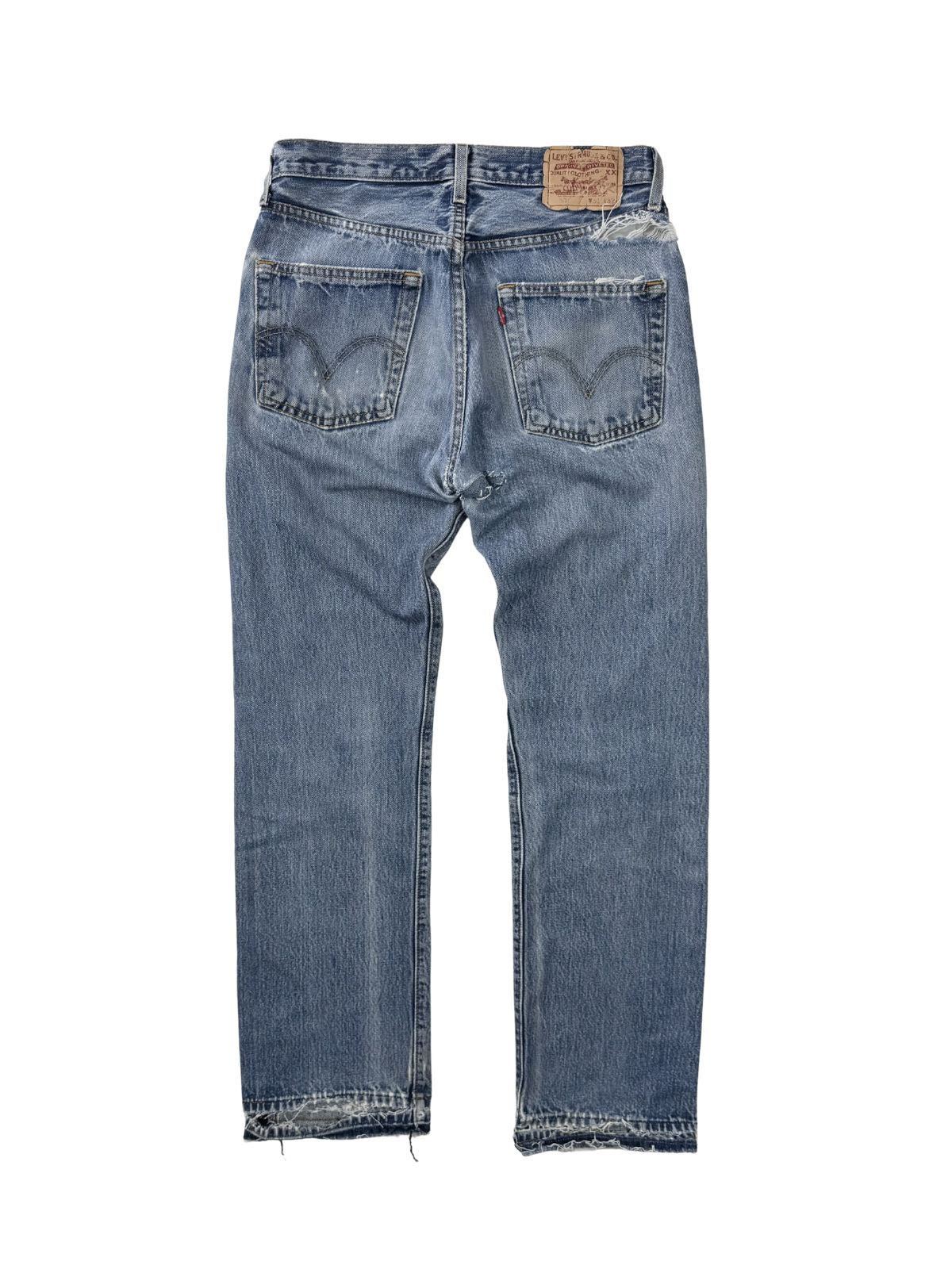 Rückseite der Levi's 501 Jeans; zeigt das ikonische Levi's Leder-Patch, die Gesäßtaschen mit Arcuate-Stitching und starke Abnutzungen am Saum.