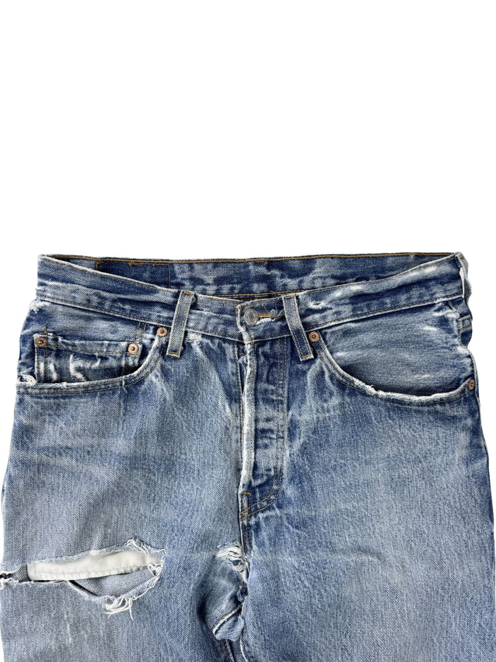Nahaufnahme des Hosenbundes und der vorderen Taschen; zeigt extremes Fraying (Ausfransen) an den Kanten und die Textur des gealterten Denims.