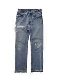 Vorderseite einer hellblauen Vintage Levi's 501 Jeans; zeigt starke Abnutzungen (Thrashed) und eine markante handgenähte Reparatur am Knie.