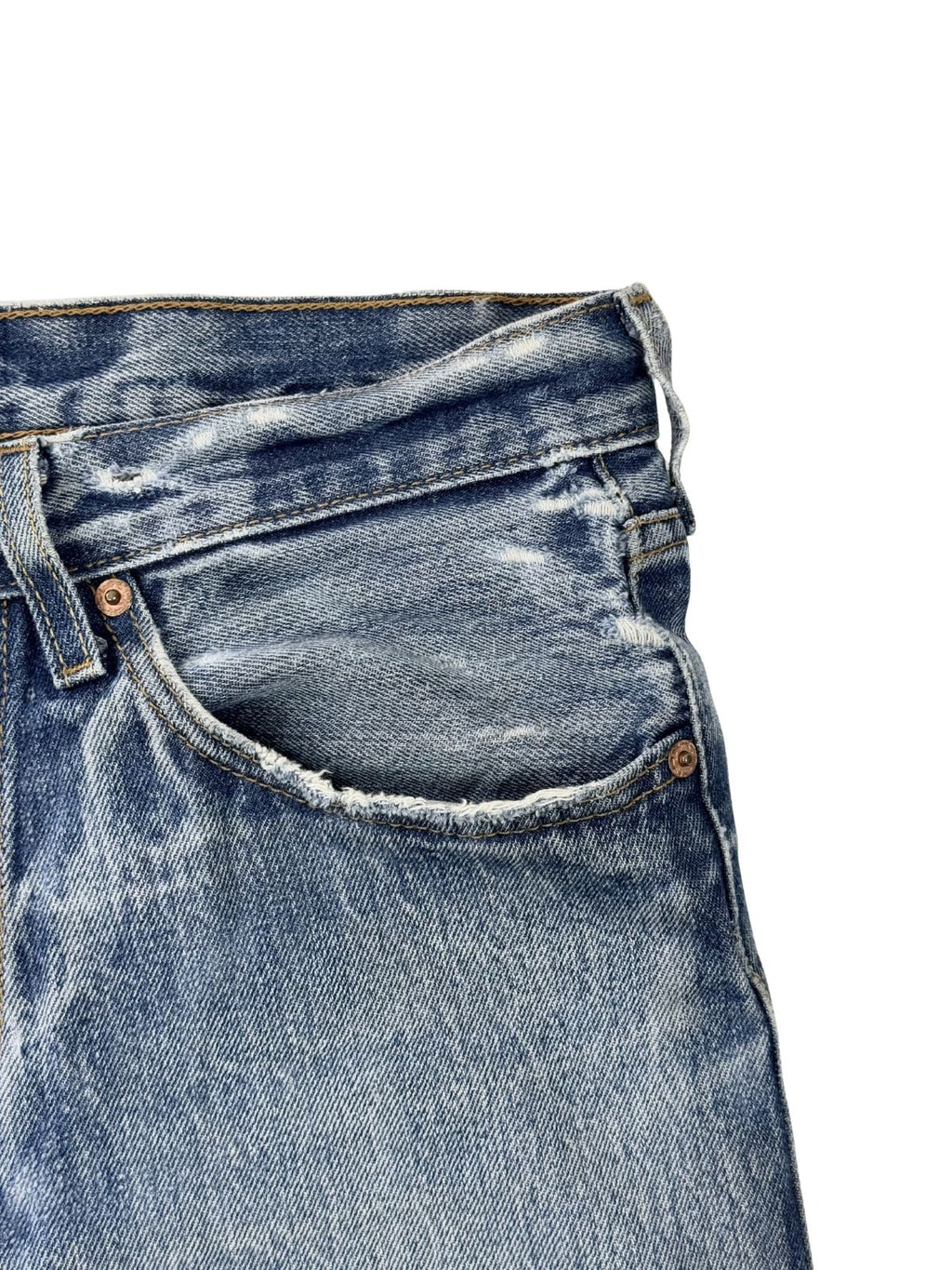 Detailansicht der linken Vordertasche; zeigt authentisches Sun-Fading und den distressed Zustand des Denim-Stoffs.