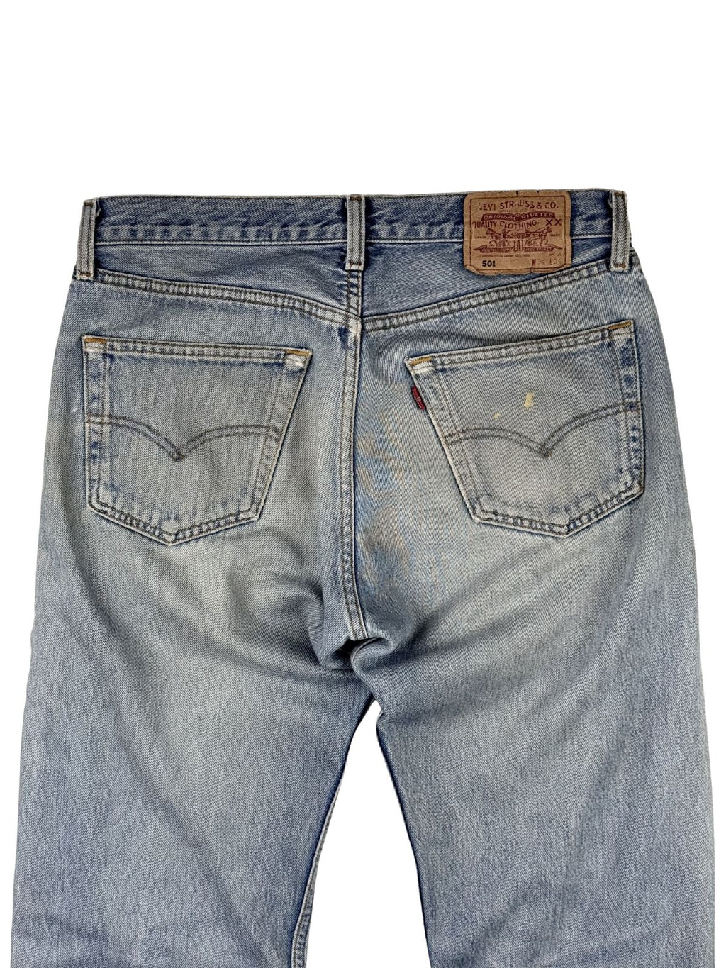 Nahaufnahme der hinteren Bund- und Gesäßpartie der Levi's 501 Jeans mit den markanten geschwungenen Ziernähten (Arcuate) auf den Taschen.