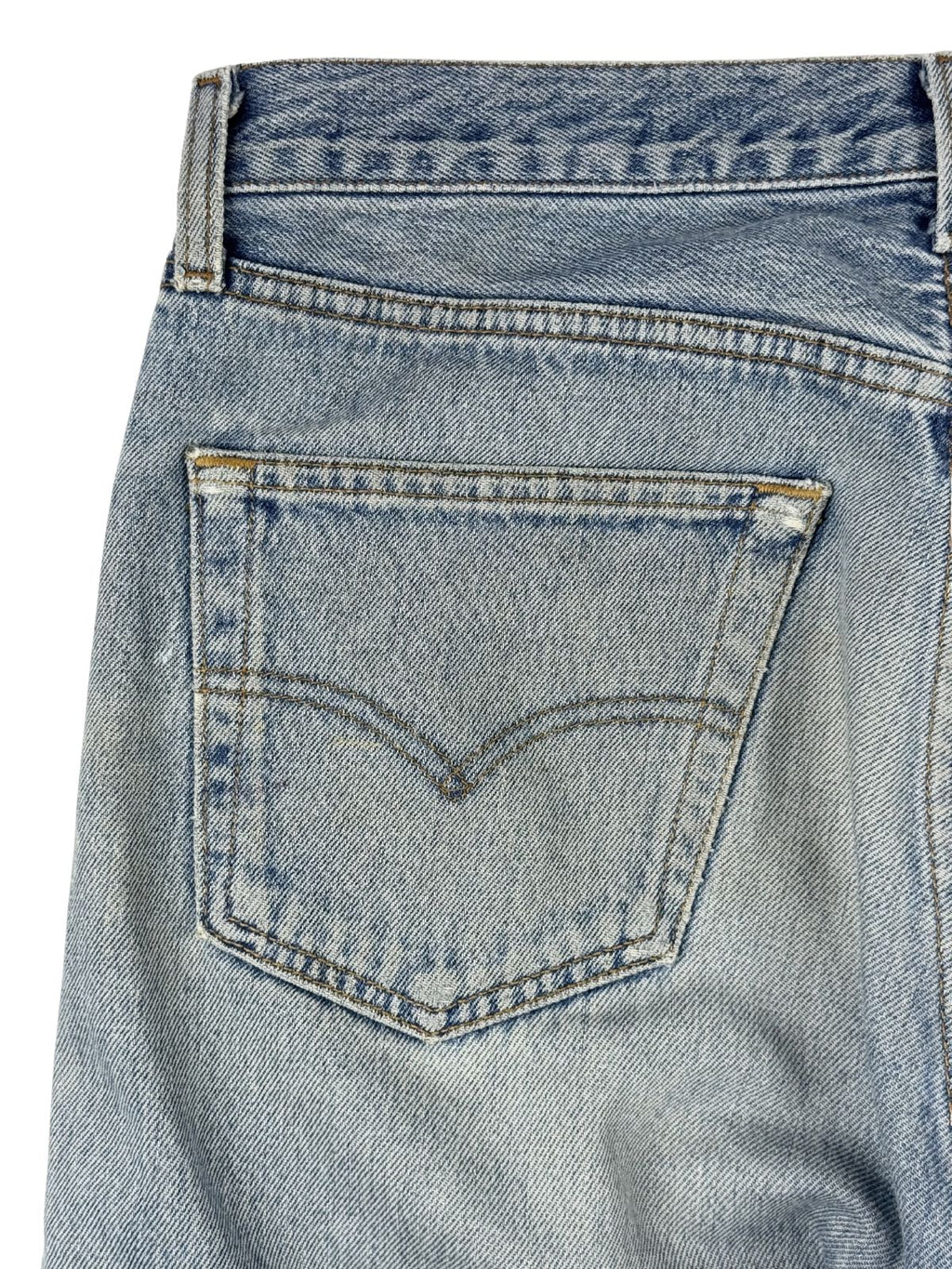 Nahaufnahme der hinteren linken Gesäßtasche mit der charakteristischen V-förmigen Jeans-Ziernaht.