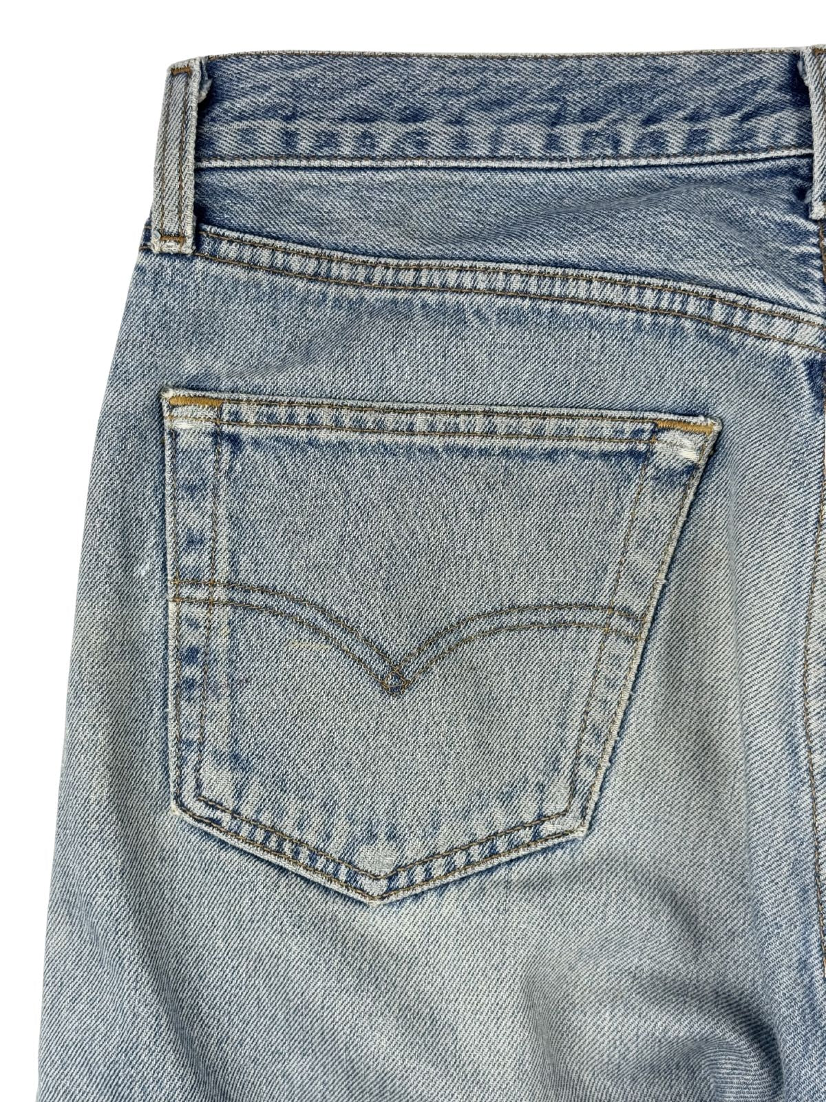 Nahaufnahme der hinteren linken Gesäßtasche mit der charakteristischen V-förmigen Jeans-Ziernaht.